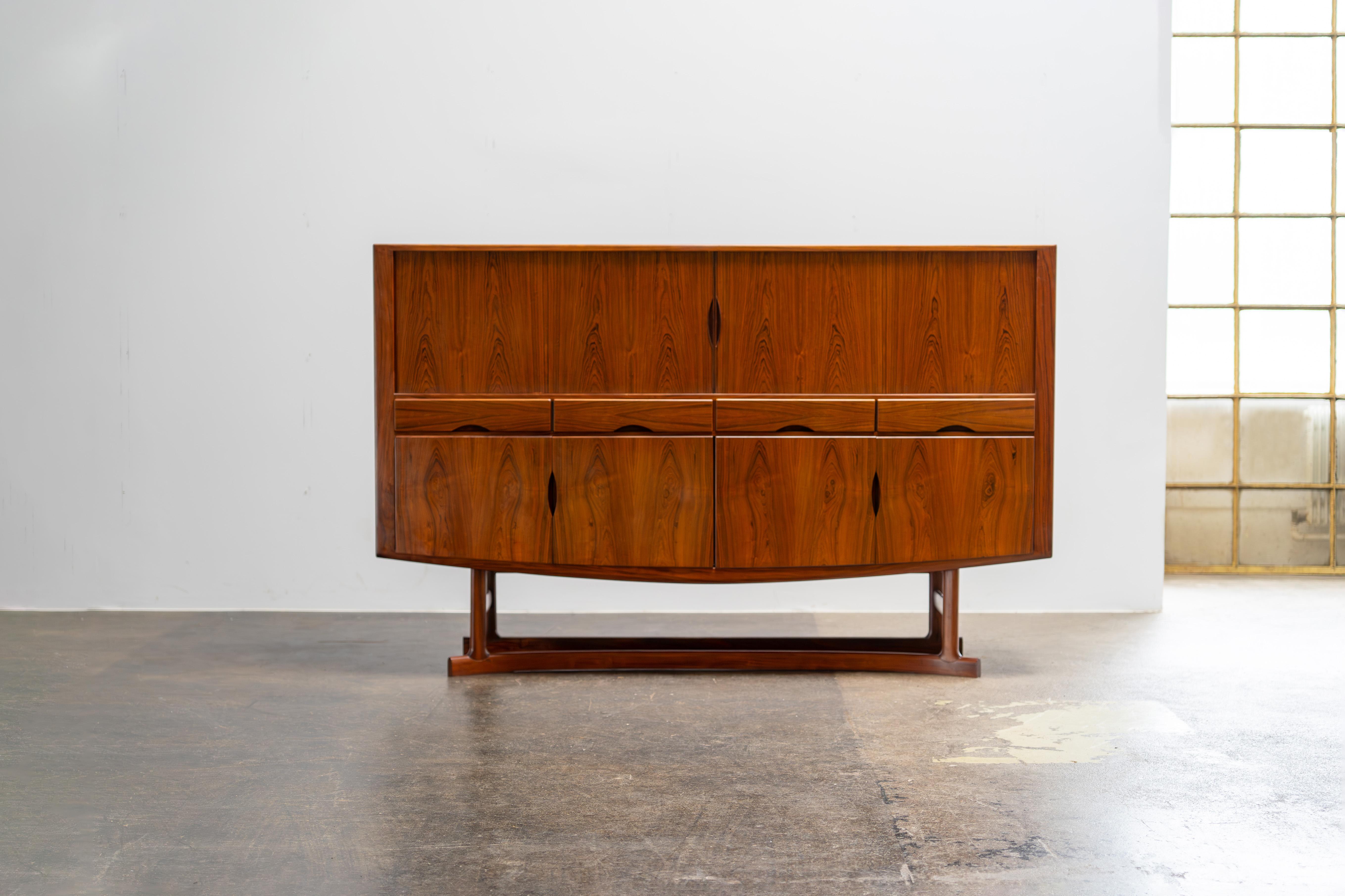 Rara credenza Johannes Andersen del 1968, modello HB20, per Hans Bech dalla Danimarca. I mobili sono realizzati in legno di palissandro e vengono venduti con un certificato CITES che verrà trasmesso all'acquirente.

La credenza colpisce per la sua