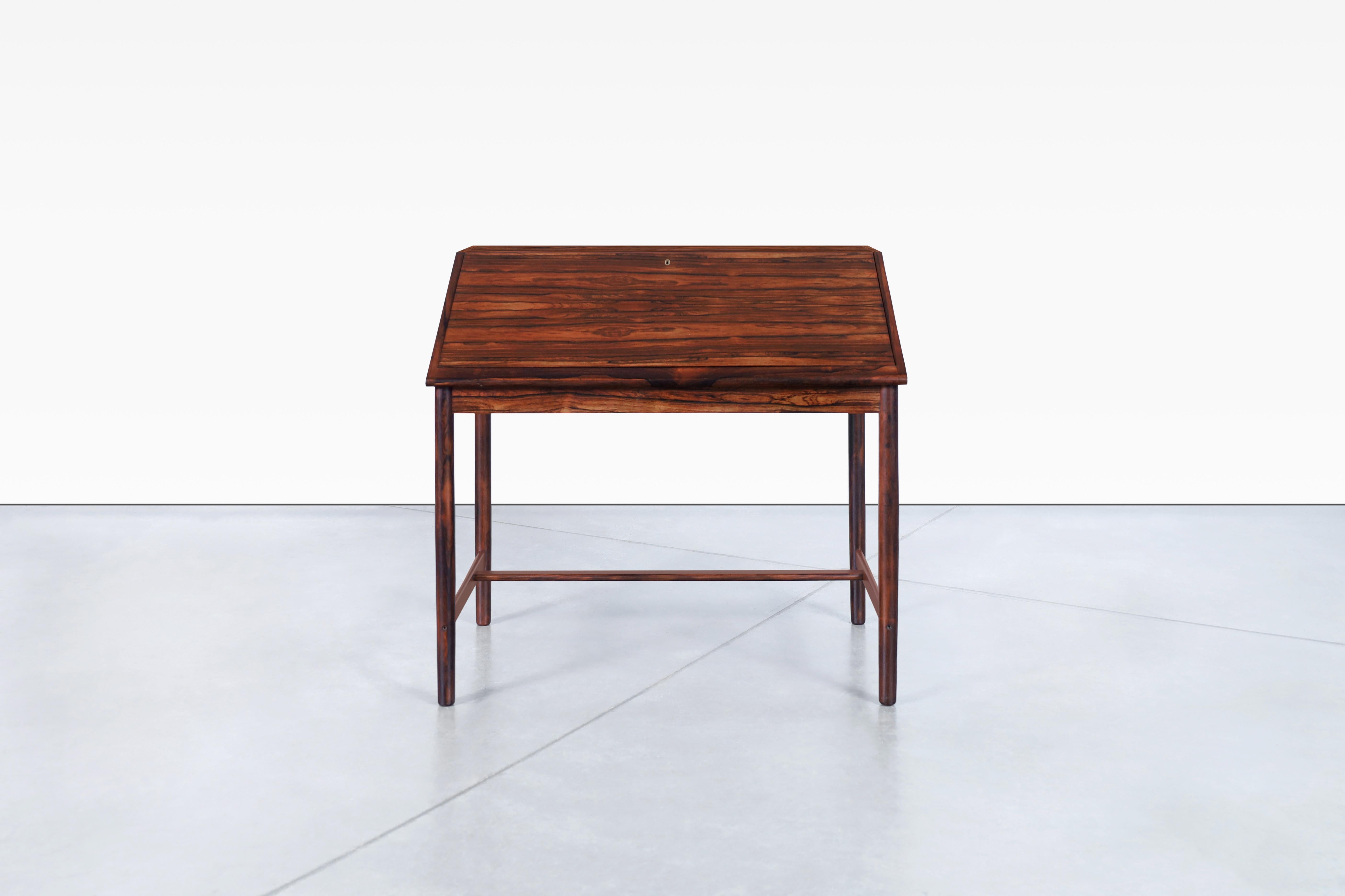 Questa scrivania vintage in legno di palissandro di Brode Blindheim per Sykkylven, Norvegia, è uno splendido esempio di design scandinavo. Realizzata in palissandro brasiliano, la scrivania mette in mostra le squisite venature naturali del legno. La