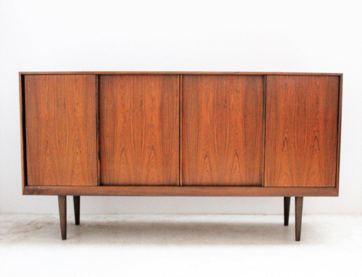 A very fine example of Scandinavian design: this sideboard was designed by the Dane Arne Vodder.
    