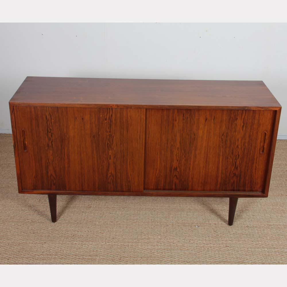 This Scandinavian rosewood sideboard was designed by Poul Hundevad. It was made in Denmark in the 1960s. This piece of furniture opens thanks to two sliding doors on the front. It is in good vintage condition. The top is restored. 