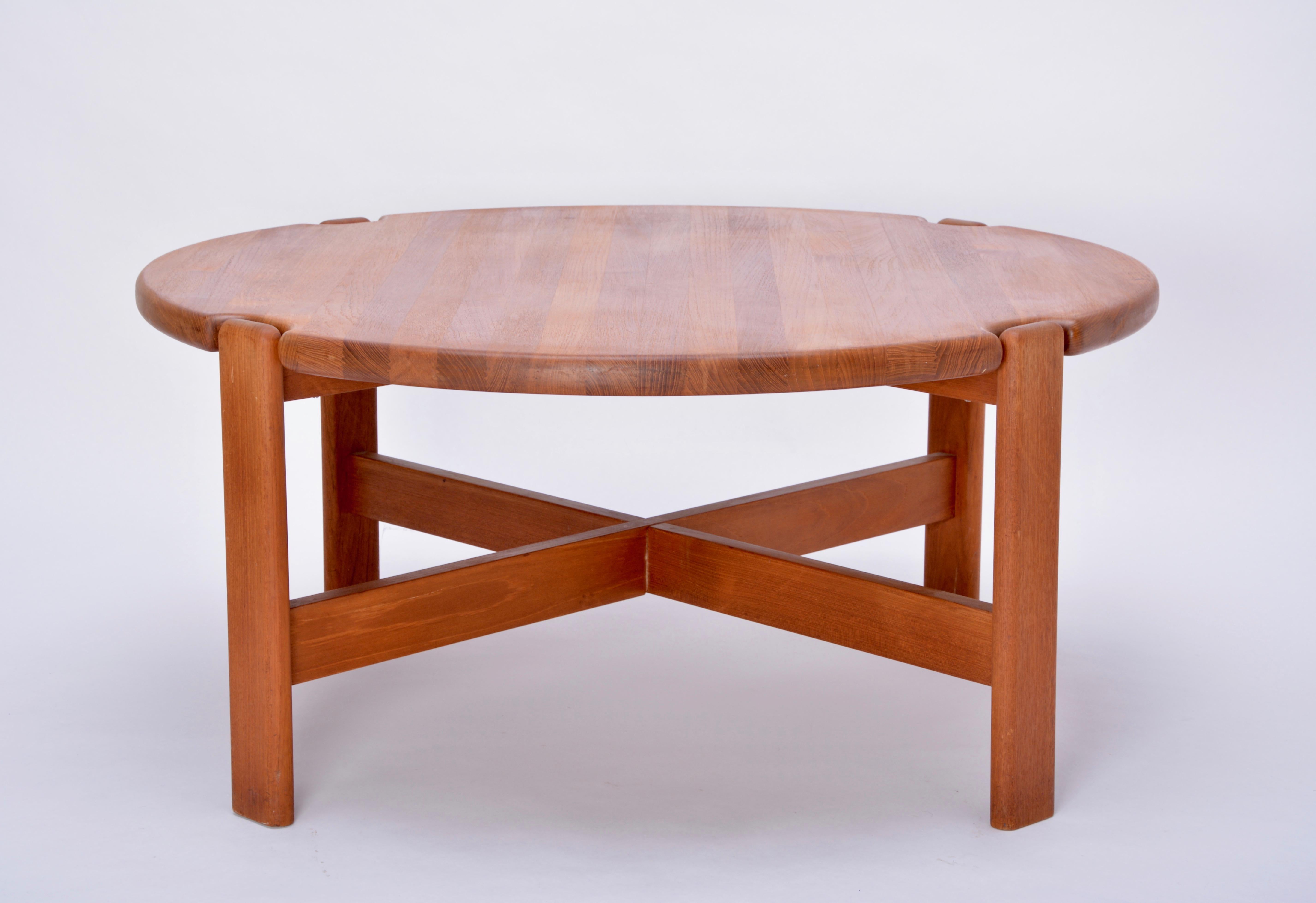 Danish Mid-Century Modern circular coffee table in solid Teak by Niels Bach  2