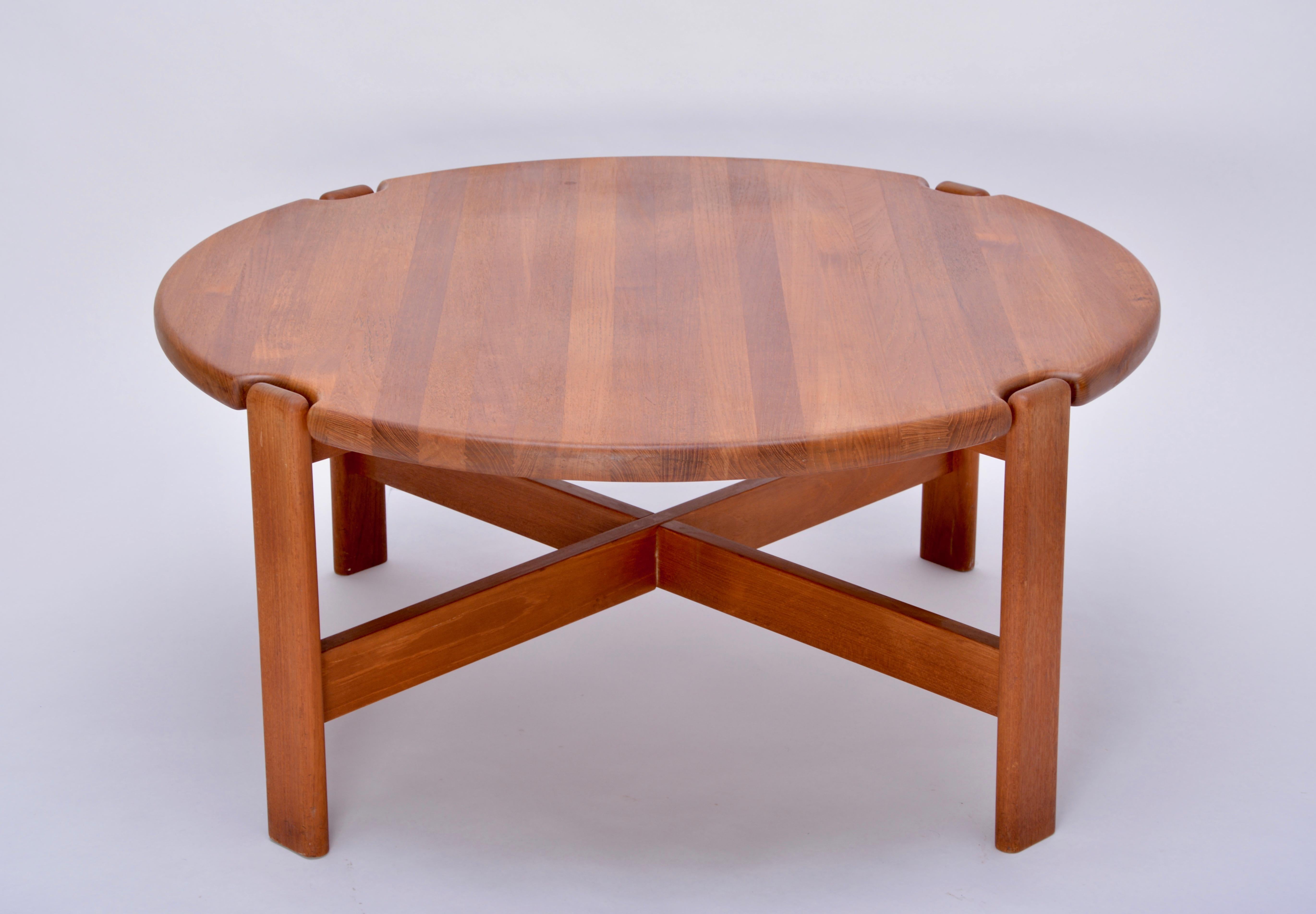 Danish Mid-Century Modern circular coffee table in solid Teak by Niels Bach  4