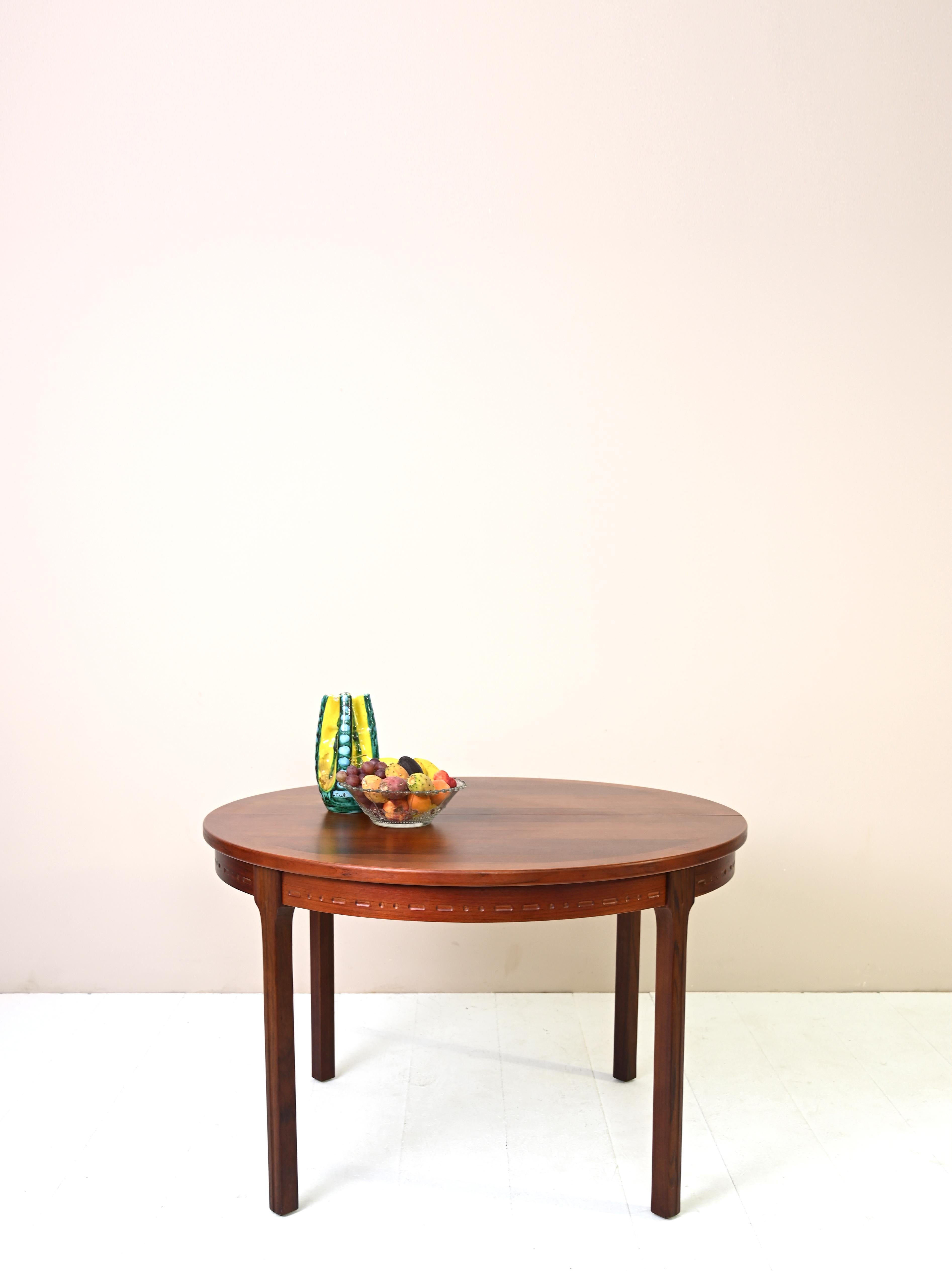 Vintage dining table designed by Swedish designer Nils Jonsson in the 1970s.

The dining table is round in shape with a diameter of 115cm, thanks to the two 40cm planks it reaches a length of 195cm.

The elegance in shape and the marked grain,
