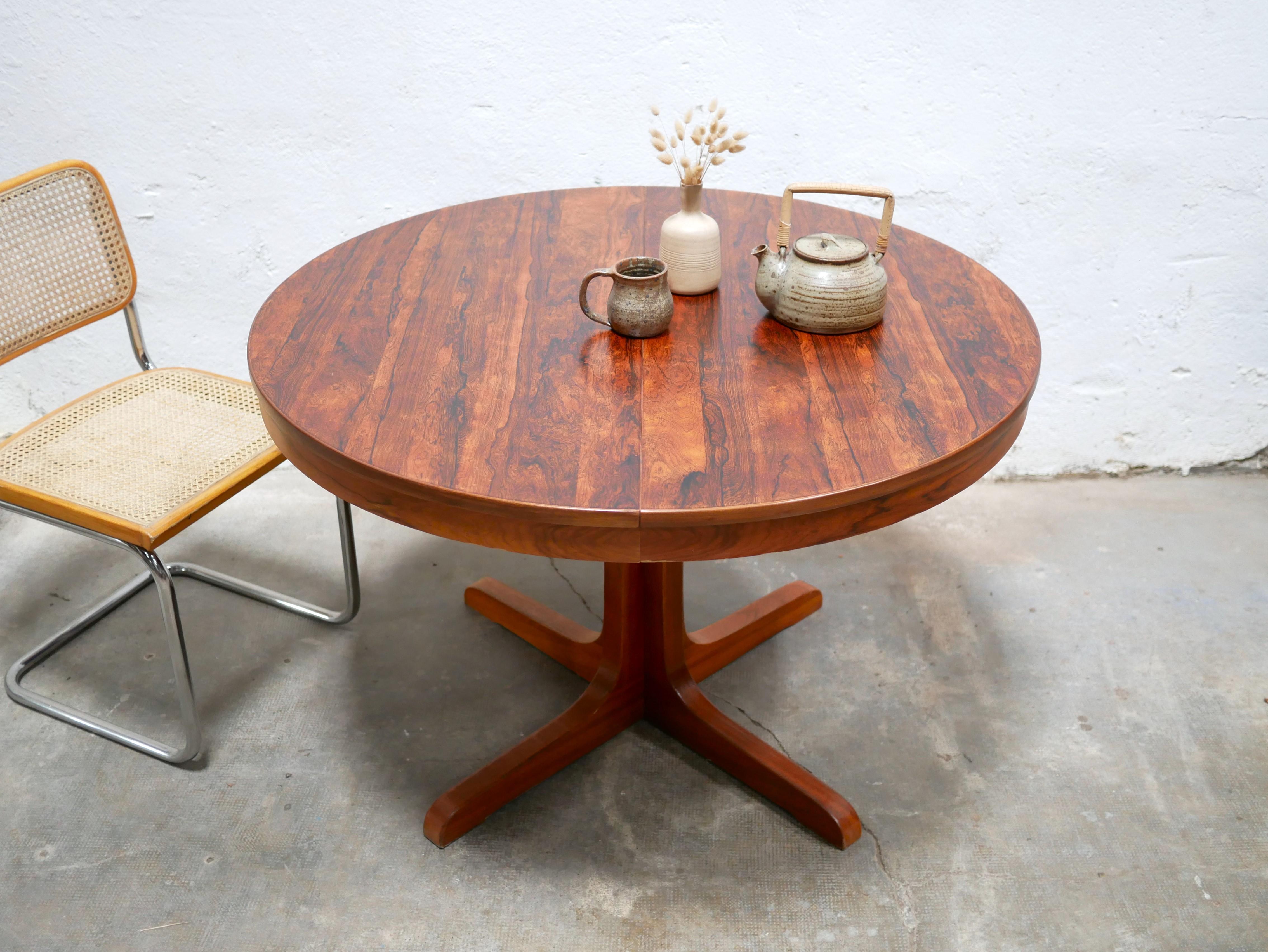 Scandinavian rosewood dining table dating from the 60s.

Its lines are sober, refined. Its round rosewood top gives it a lot of character and elegance. Dining table with timeless charm that will easily match a current decoration.
The color of the