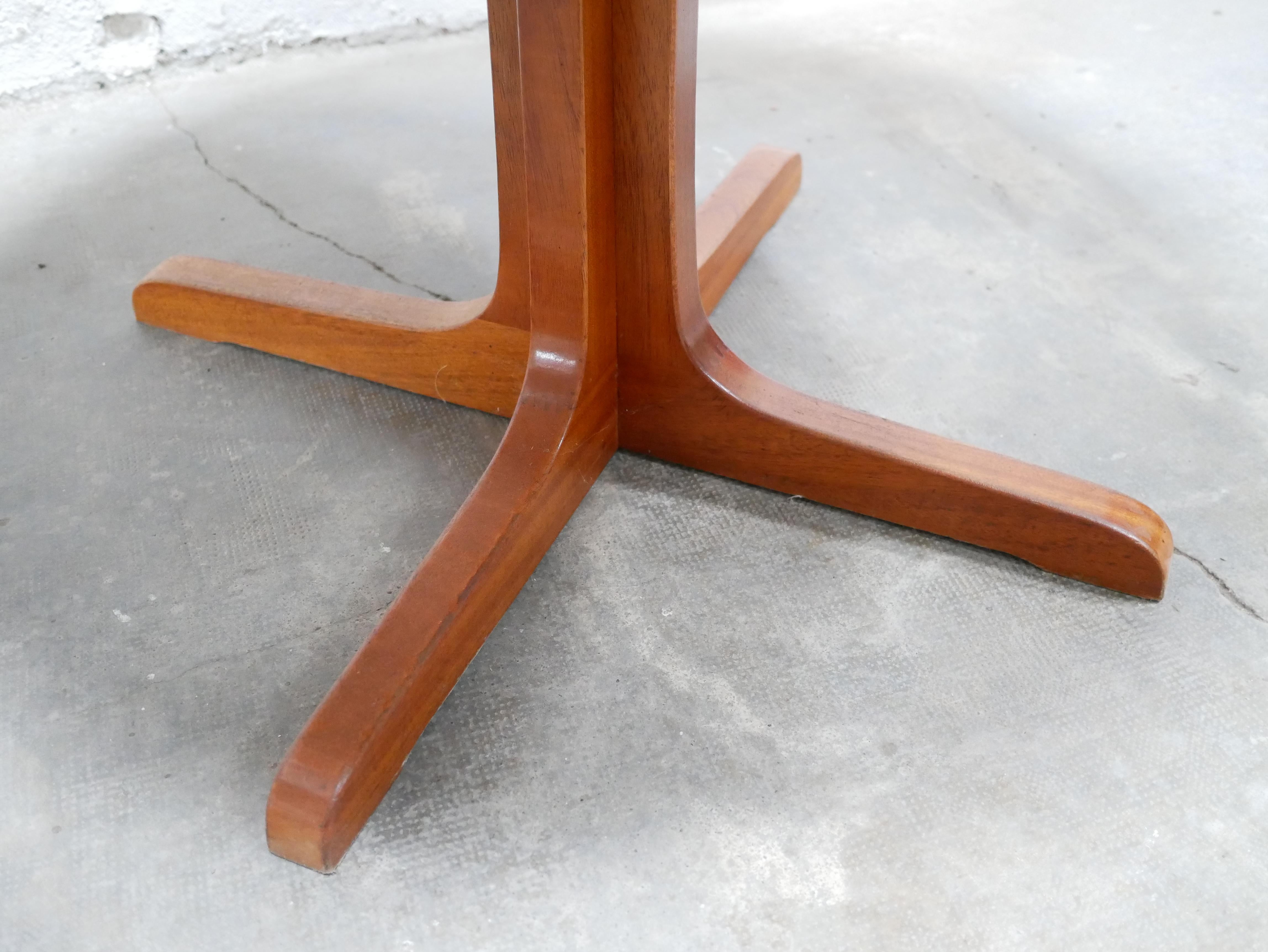Scandinavian round extendable rosewood dining table In Good Condition In AIGNAN, FR