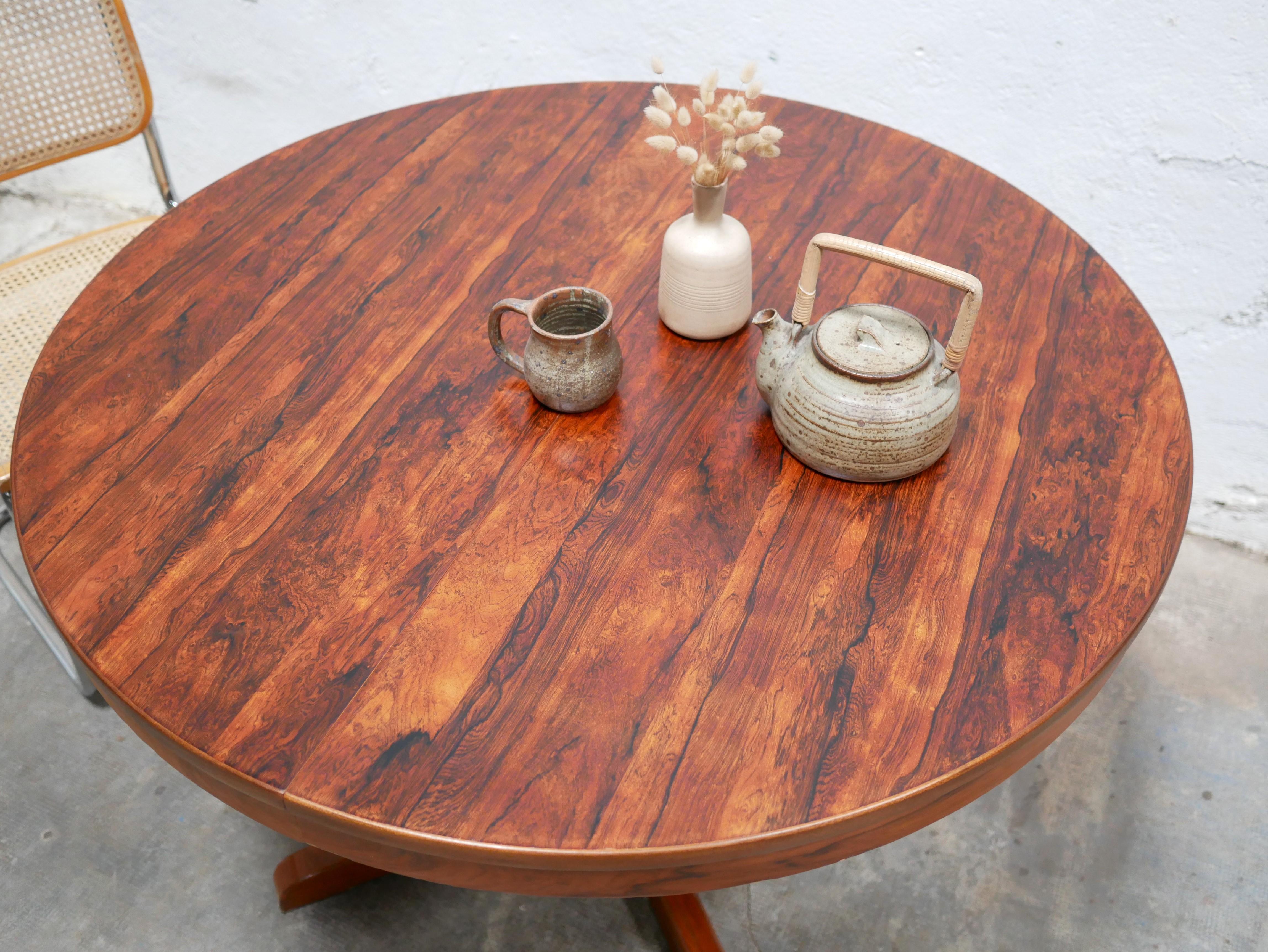 20th Century Scandinavian round extendable rosewood dining table