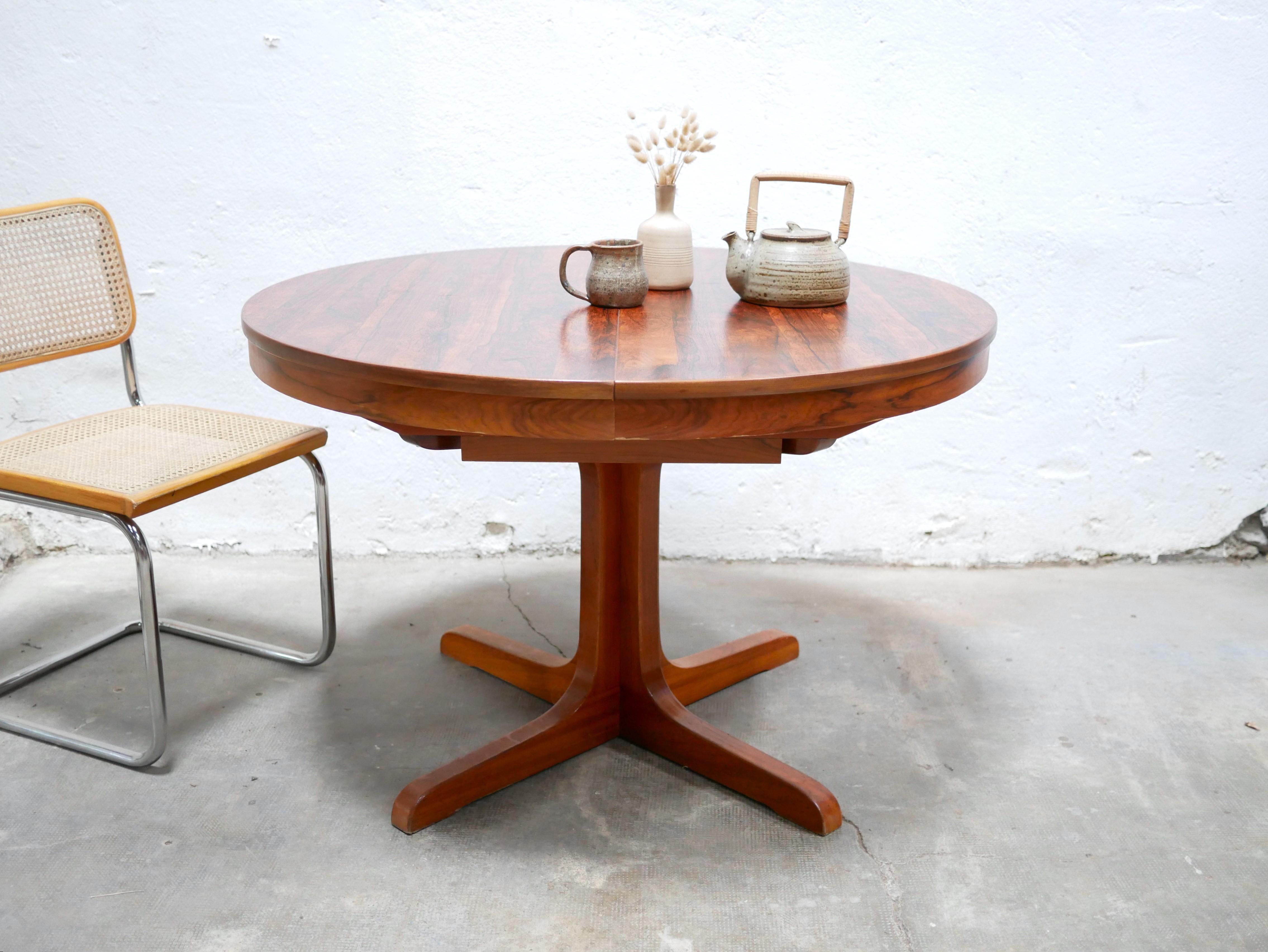 Scandinavian round extendable rosewood dining table 3