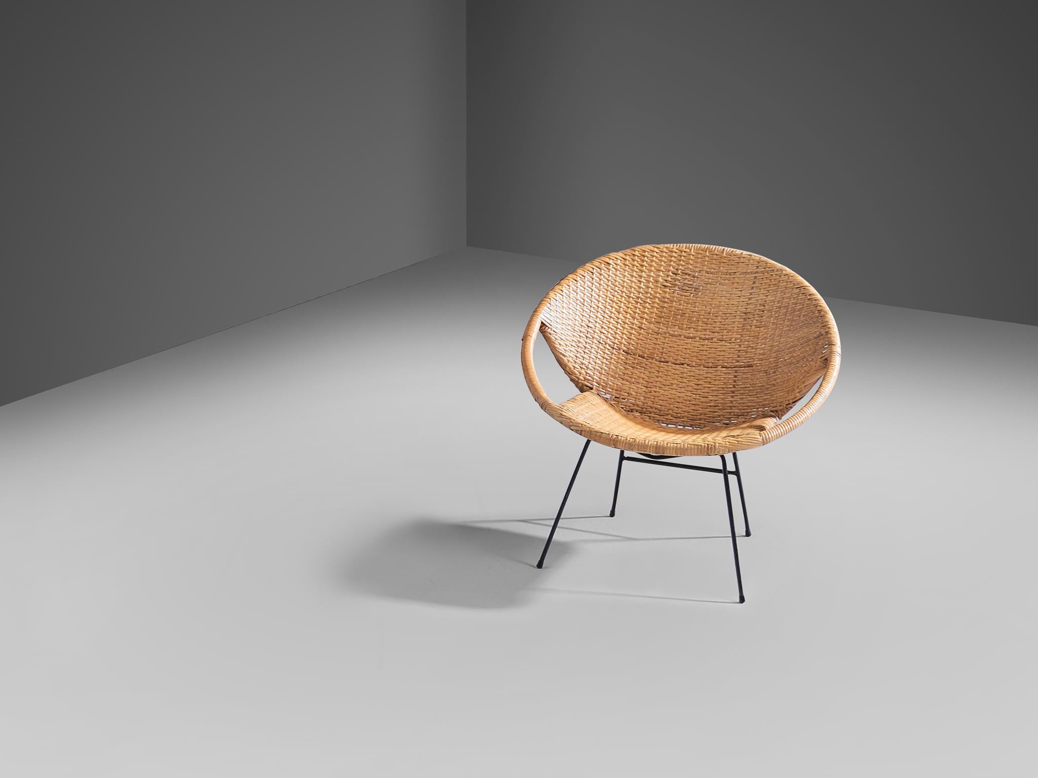 Scandinavo moderno Sedia scandinava rotonda in vimini con base in metallo in Rotan in vendita