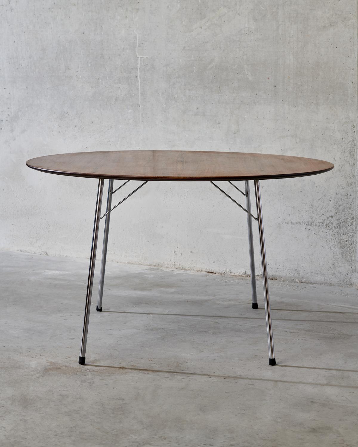 Table de salle à manger en teck - Modèle 3600 conçu par Arne Jacobsen pour Fritz Hansen au Danemark vers 1960. La table a été achetée aux propriétaires d'origine qui l'ont achetée en 1964 comme cadeau de mariage.
Marque d'origine du fabricant sur la