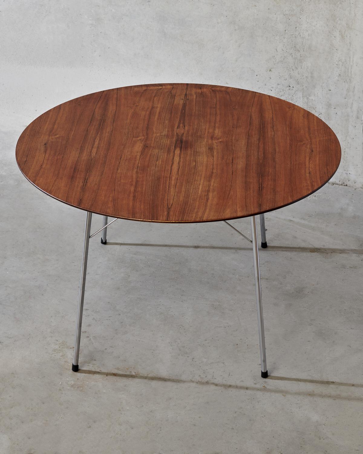 Danois Table de salle à manger scandinave ronde en teck Mod. 3600 d'Arne Jacobsen pour Fritz Hansen en vente