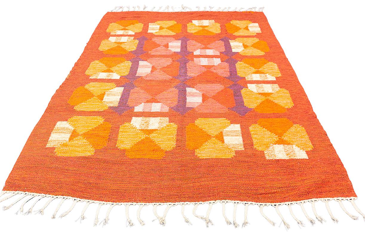 Tappeto scandinavo - Vibrante design colorato intrecciato a mano 
Introduci un'esplosione di vibrante fascino scandinavo nella tua casa con questo tappeto scandinavo caratterizzato da un colorato disegno geometrico. Con una miscela armoniosa di toni