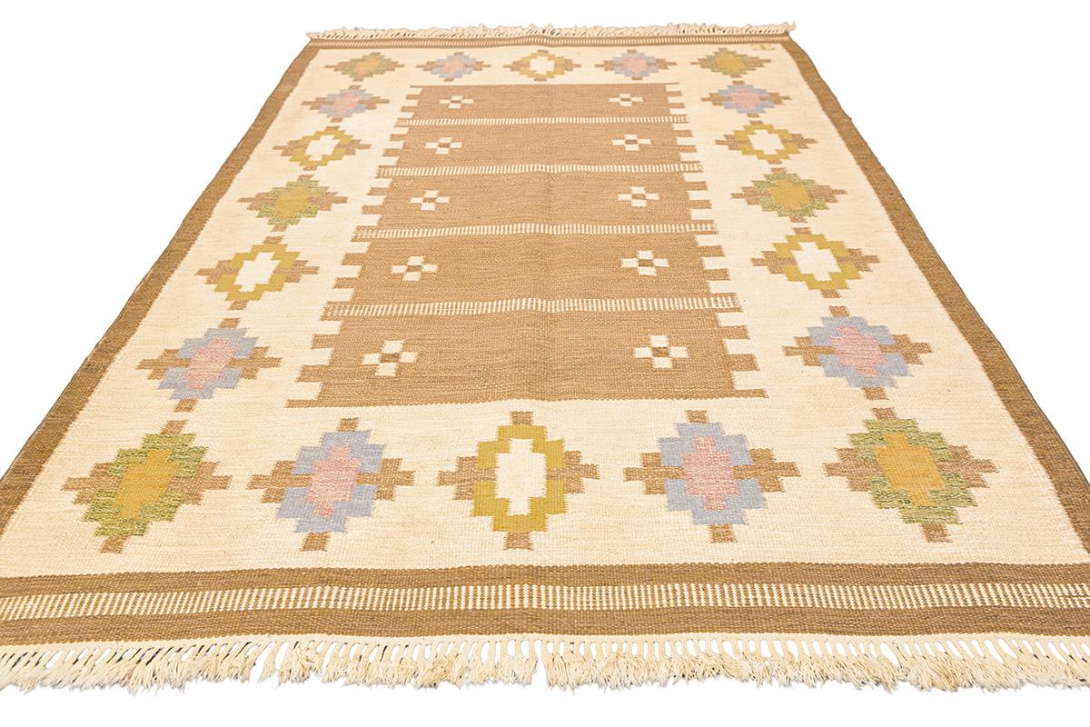This Scandinavian rug, featuring a geometric design and measuring 235 × 166 cm, embodies the signature elements of Nordic craftsmanship with its combination of rustic simplicity and graphic visual impact. Designed in the Rollakan flat-weave