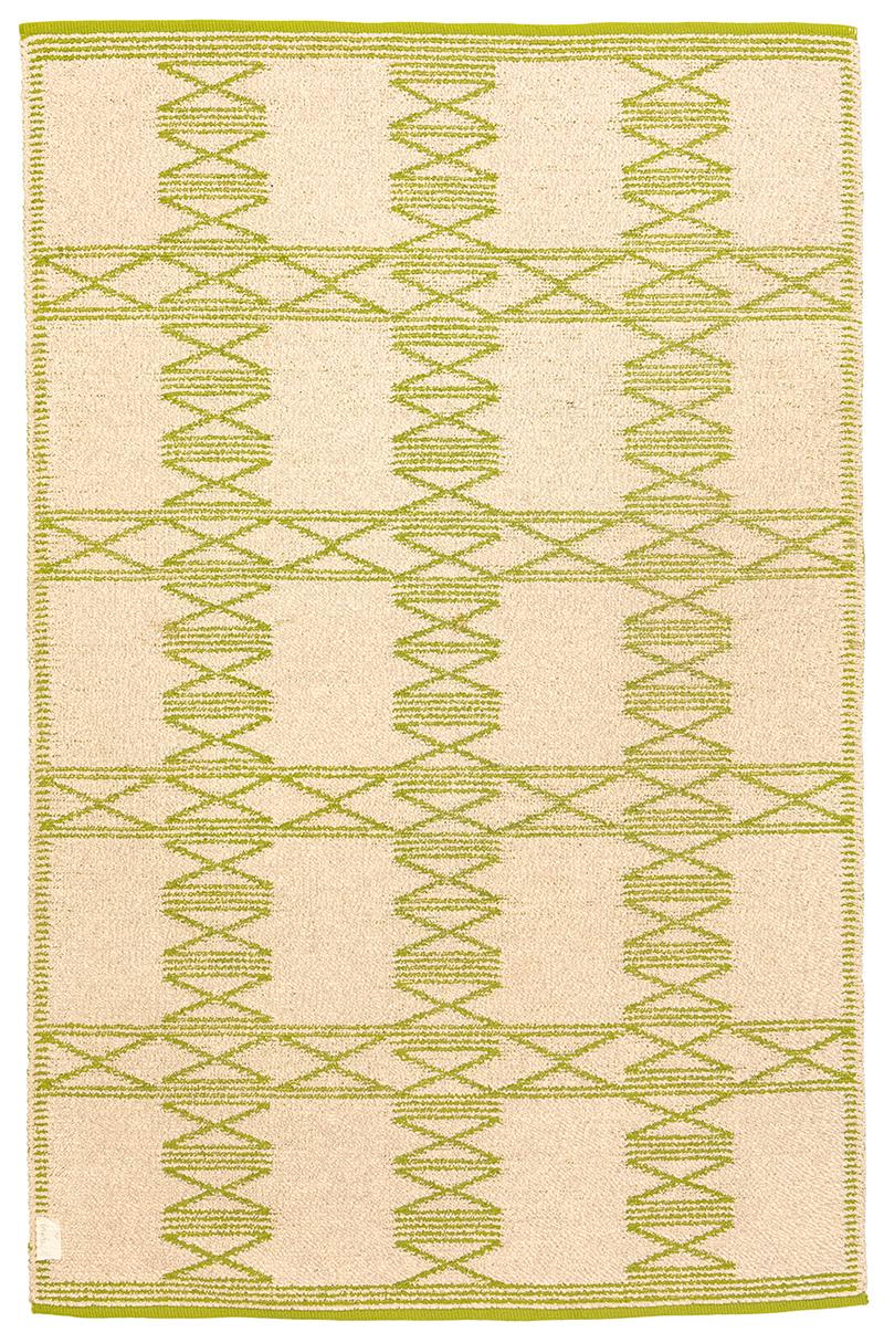 Questo tappeto scandinavo, dalle dimensioni di 205 × 132 cm, presenta un design minimalista ma di grande impatto visivo che incarna l'estetica principale dell'artigianato tessile nordico. Il tappeto presenta uno sfondo morbido e neutro color avorio