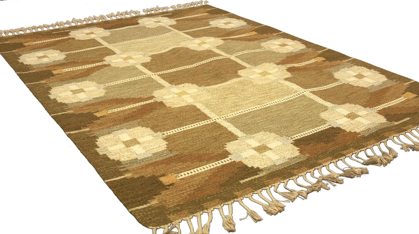 Scandinavian Rug – Geometric Design in Earthy Tones (230 × 170 cm) This Scandinavian flat-woven rug, measuring 230 × 170 cm, beautifully embodies the essence of Nordic design with its earthy color palette of warm browns, soft beiges, and muted