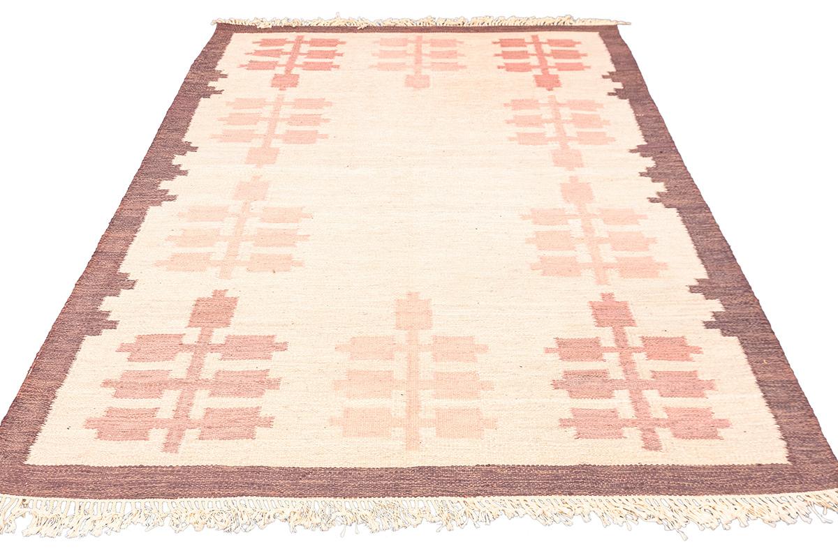 Tappeto scandinavo Rollakan  Armonia di colori tenui e pastello
Questo tappeto scandinavo Rollakan incarna una dolce eleganza grazie alla sua palette di colori pastello, che mette in risalto le sfumature del beige crema, del rosa tenue, del pesca