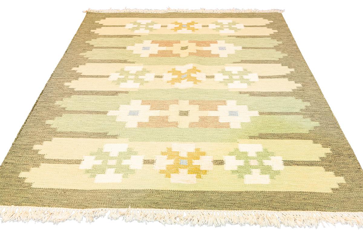 Dieser skandinavische Teppich mit den Maßen 237 × 170 cm ist ein Beispiel für die klare, minimale und zeitlose Designsprache, für die die skandinavische Textilkunst bekannt ist. Dieses in klassischer Flachgewebetechnik gewebte Stück ist von
