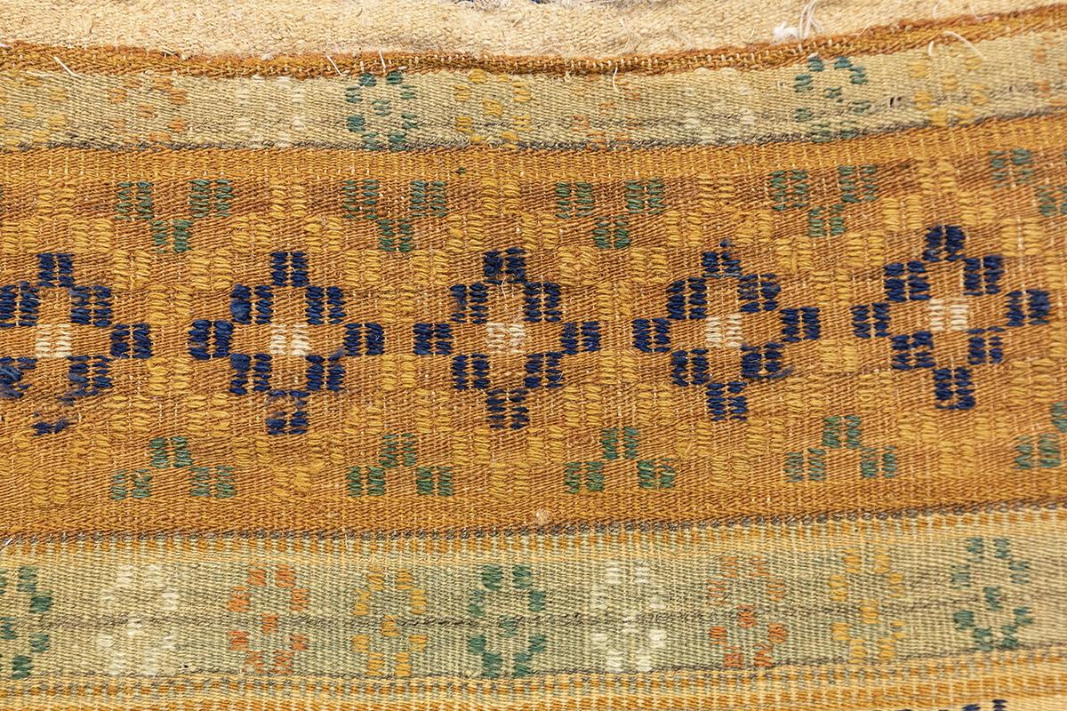 Dieser fein gewebte skandinavische Röllakan-Teppich zeigt die Eleganz des traditionellen nordischen Flachgewebes. Es ist in der klassischen Röllakan-Technik ausgeführt und zeigt eine ausgewogene Komposition aus geometrischen Medaillons, gestuften