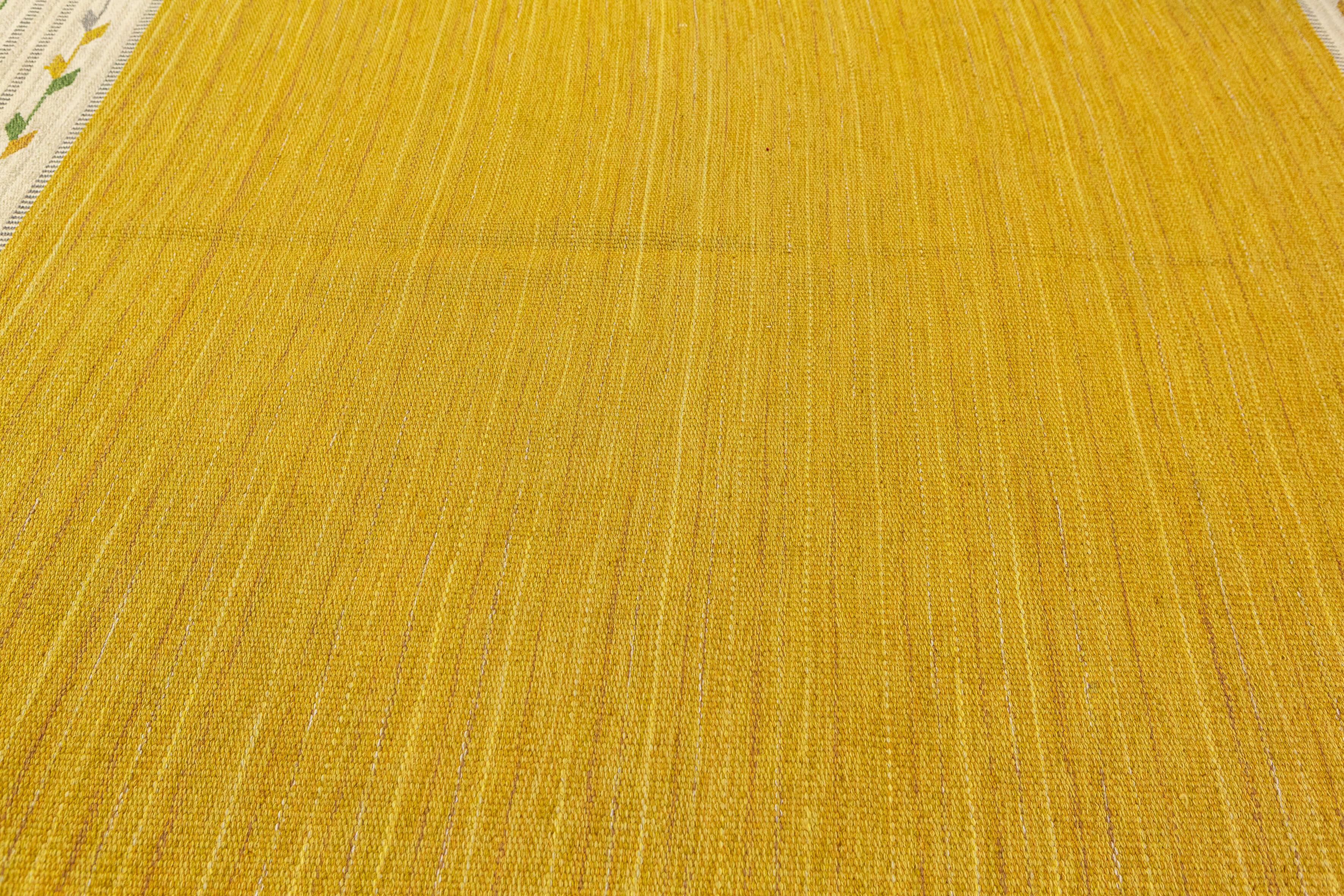 Skandinavischer Teppich Rollakan in Goldfarbe (Skandinavische Moderne) im Angebot