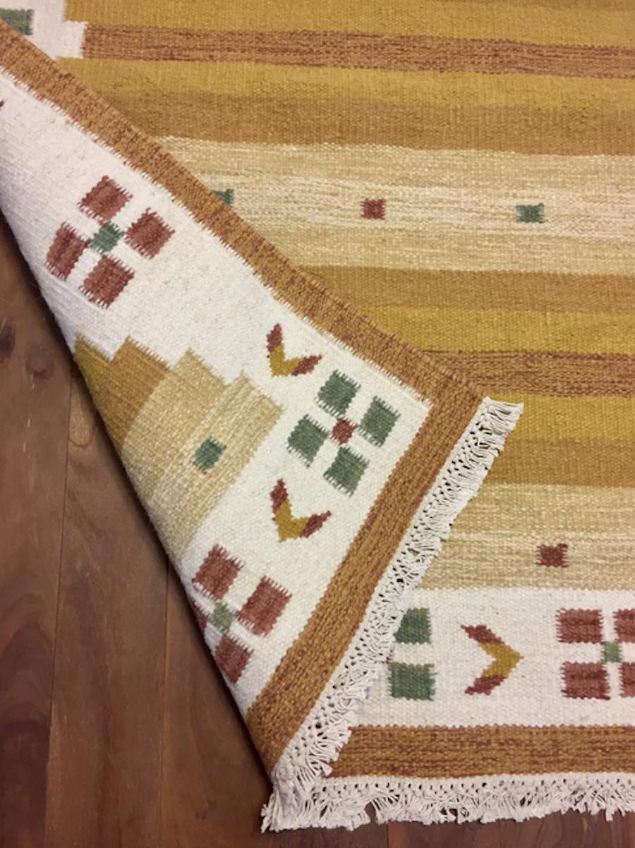 Nice Scandinavian rug in wool made in 1950 in Sweden. It's patterns are typical of the Swedish Rollakan.