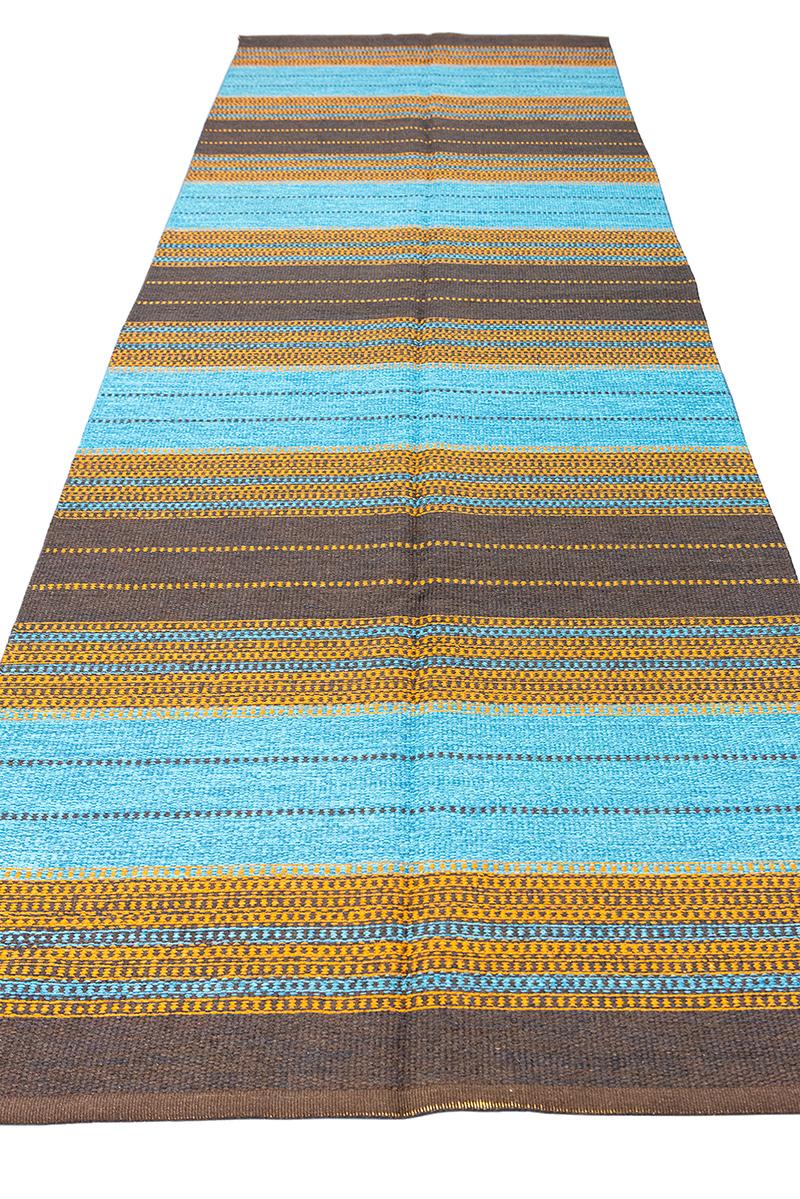 Scopri il perfetto connubio tra minimalismo ed eleganza scandinava con questo esclusivo tappeto scandinavo dall'insolito design minimalista. Con una dimensione di 425 × 139 cm, questo splendido tappeto presenta una combinazione unica di strisce blu