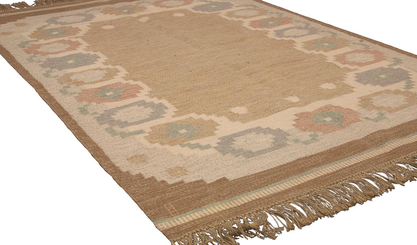 Questo raffinato tappeto scandinavo presenta una tavolozza di colori tenui, sereni e armoniosi, perfetti per creare un'atmosfera accogliente e invitante in qualsiasi casa. Il tappeto ha dimensioni generose e mostra un delicato equilibrio di marroni