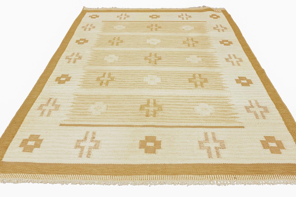 This Scandinavian flat-weave rug, sized 230 × 170 cm, exemplifies the simplicity and warmth that define Nordic textile traditions. Woven in a muted palette of creamy ivory, sandy beige, and soft clay tones, the rug reflects the natural colors of the
