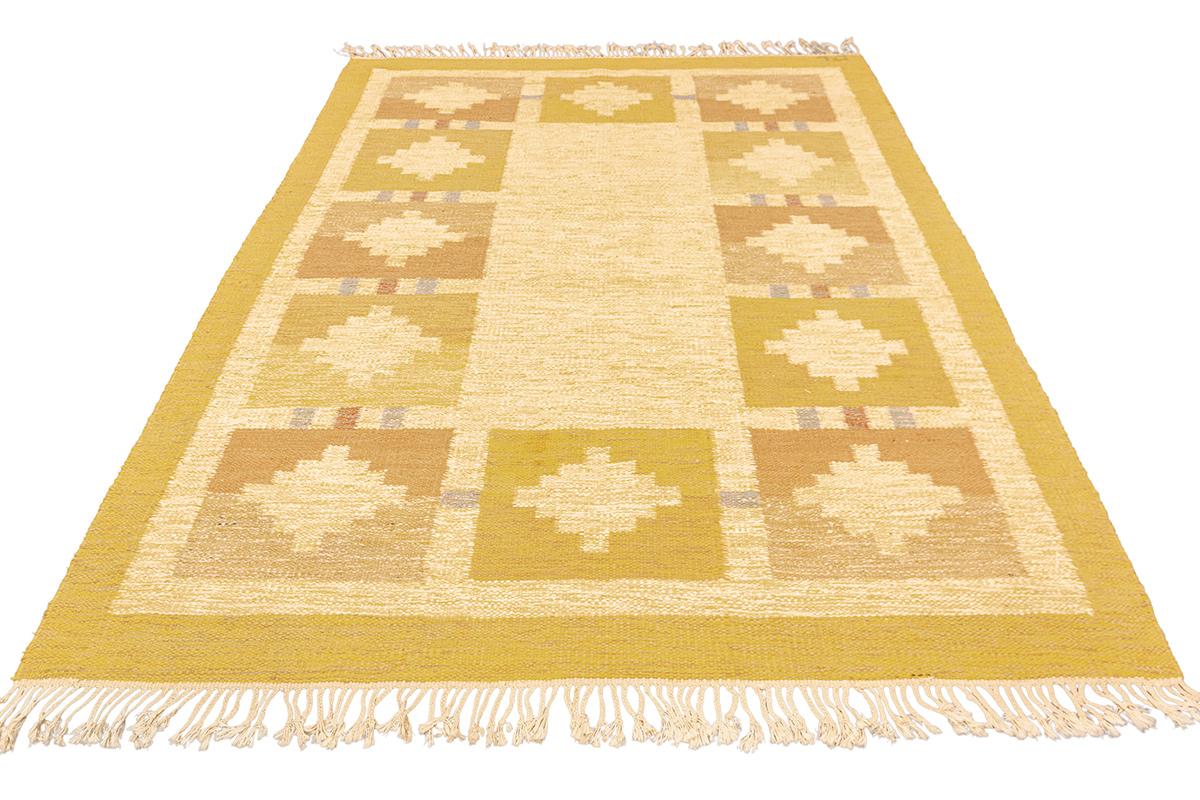 This Scandinavian rug, measuring 237 × 177 cm, is a signed piece that captures the essence of Nordic design through its simplicity, symmetry, and use of natural, optimistic tones. Its layout is clean and structured, reflecting a modernist aesthetic