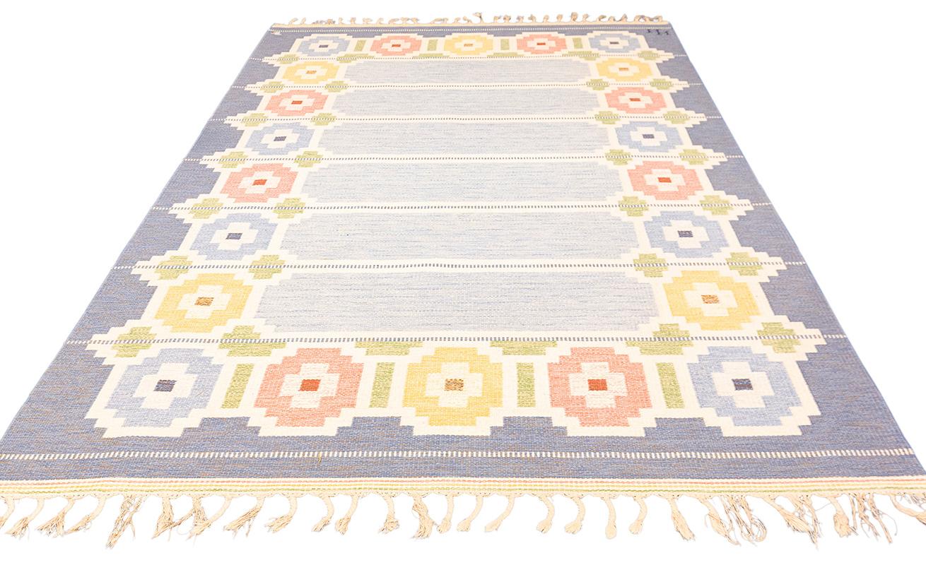 Verleihen Sie Ihrem Wohnraum einen Hauch von skandinavischer Eleganz mit diesem exquisiten skandinavischen Rollakan-Teppich, der 309 × 202 cm groß ist. Dieser handgewebte Teppich ist bekannt für seine geometrische Präzision und seine sanften