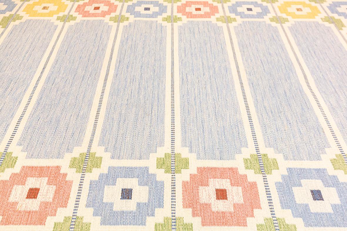 Skandinavischer Teppich Soft Blue Signed HH (Skandinavische Moderne) im Angebot