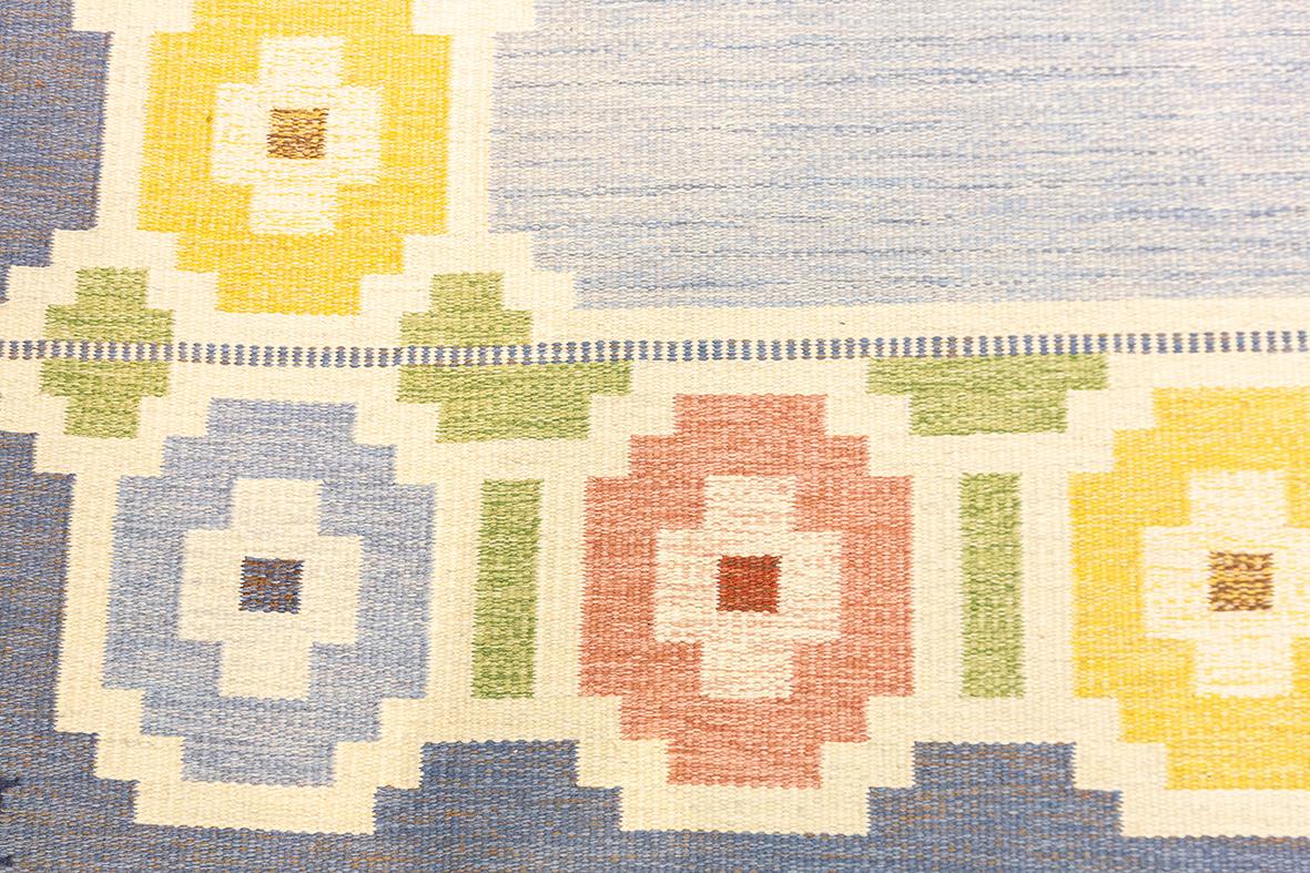 Skandinavischer Teppich Soft Blue Signed HH (20. Jahrhundert) im Angebot