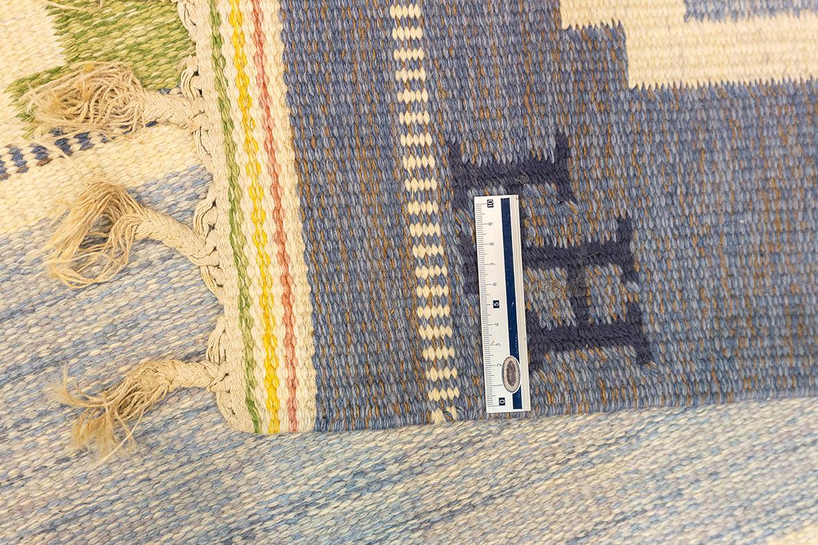 Skandinavischer Teppich Soft Blue Signed HH im Angebot 1