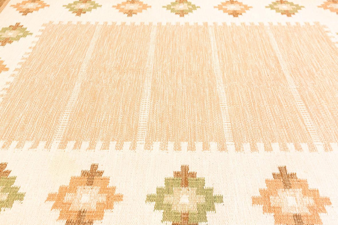 Skandinavischer Svensk Design-Teppich - Minimalistische Eleganz (240 × 174 cm)
Bringen Sie einen Hauch von skandinavischer Schlichtheit und Eleganz in Ihr Zuhause mit diesem skandinavischen Teppich mit dem Svensk Design Label, der 240 × 174 cm groß