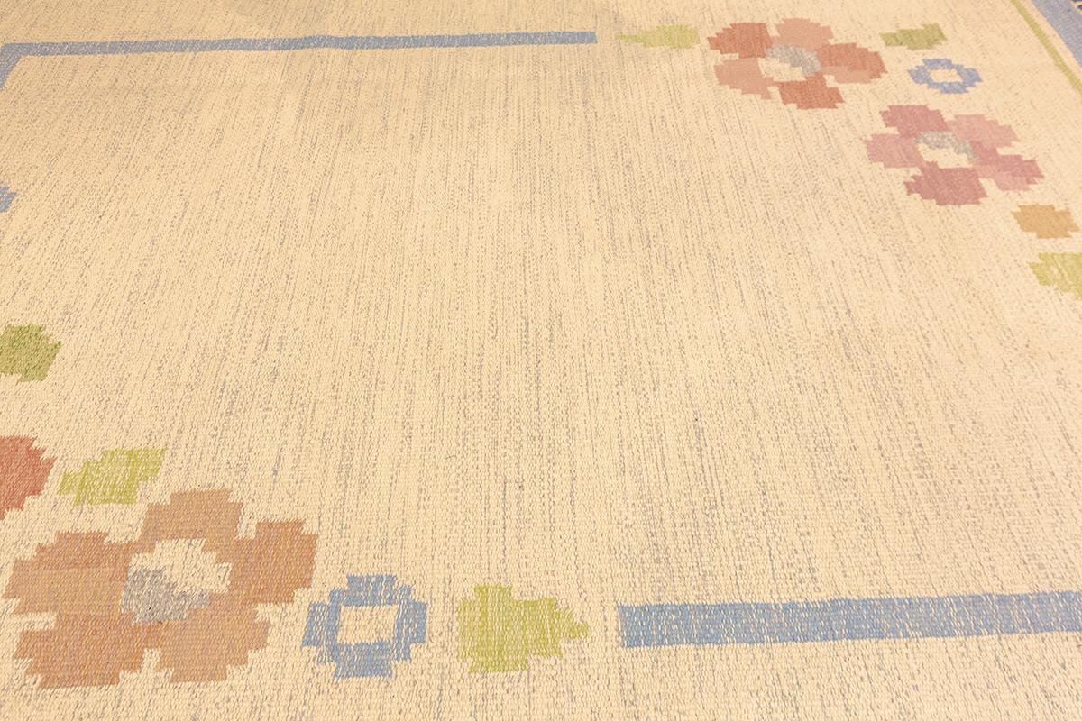 Swedish Rug – Floral Minimalism  Signed OA  279 × 198 cm
This charming Swedish rug  flat-weave, signed OA, beautifully captures the essence of Nordic simplicity with a touch of poetic whimsy. Woven in soft ivory tones, the rug features a delicate