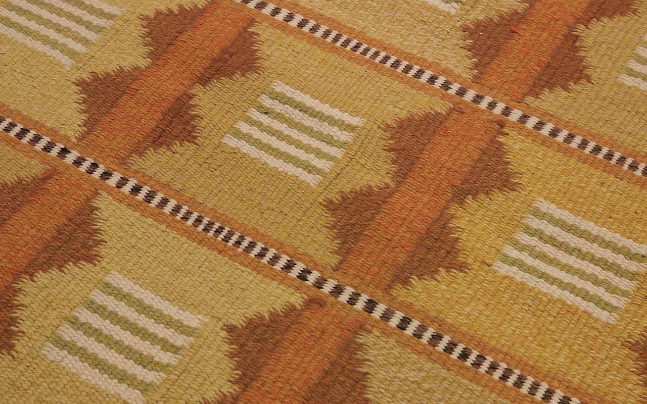 Rug & Kilim scandinave - Signé MLB

Ce tapis kilim scandinave saisissant présente une palette vibrante de jaune et d'ocre, avec un motif géométrique rythmé qui capture l'essence du design textile nordique du milieu du siècle. Le motif répétitif de