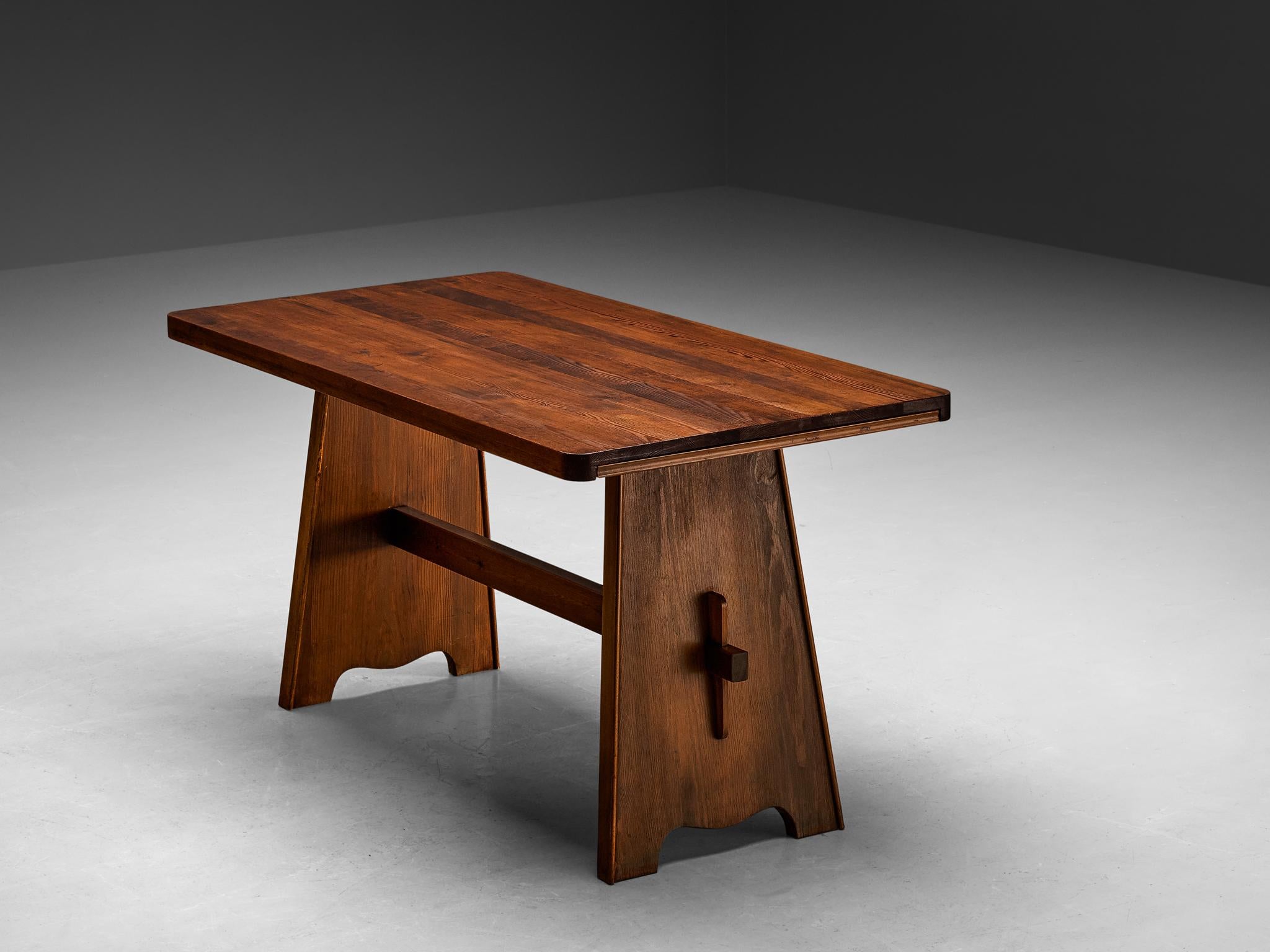 Tavolo da pranzo, pino, Scandinavia, anni '50

Questo tavolo da pranzo cattura la sensibilità estetica dei designer Carl Malmsten, Göran Malmvall e Axel Einar Hjorth. Con il suo design semplificato, la struttura in legno di pino, gli intagli