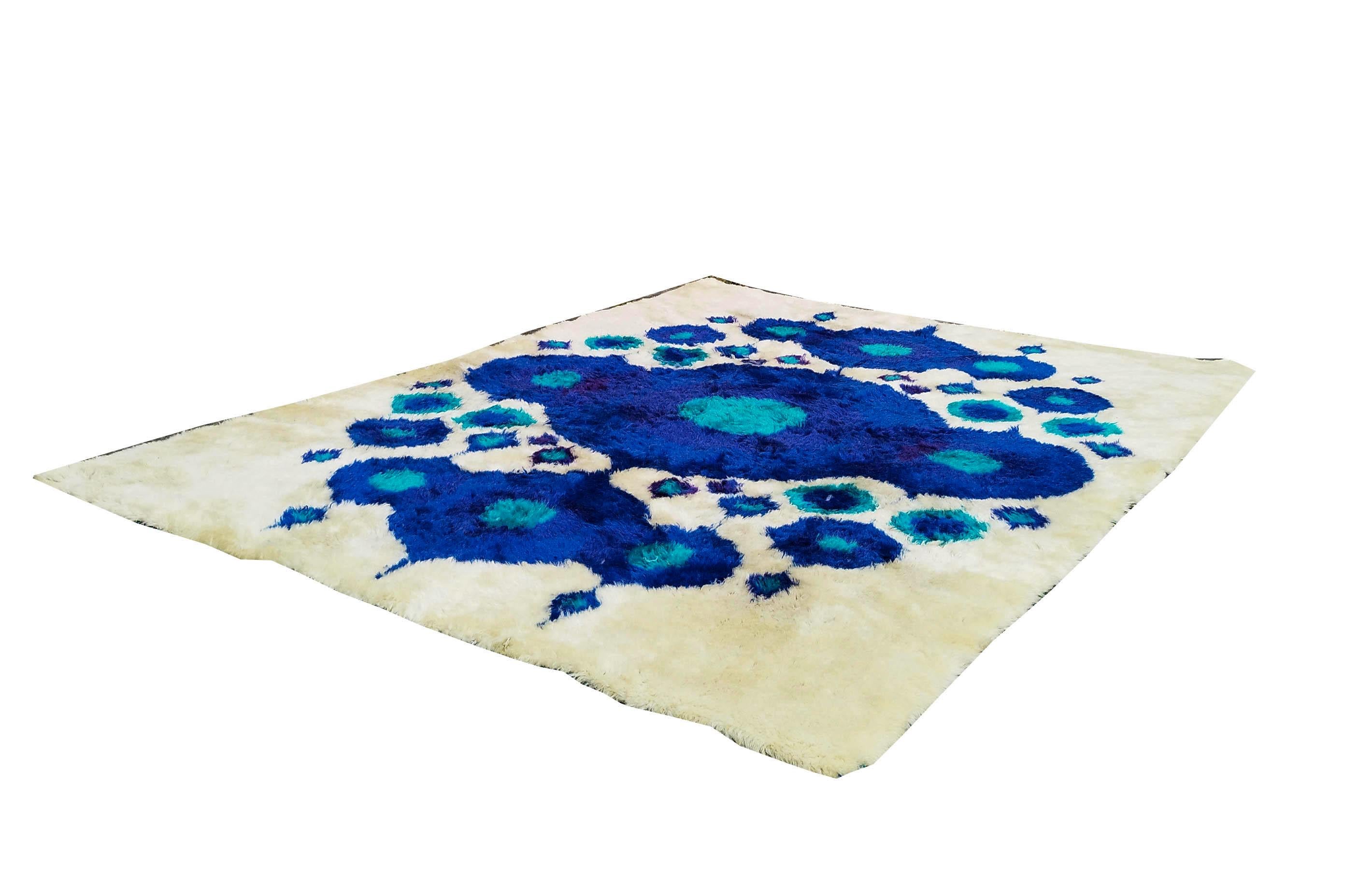 Skandinavischer Rya-Wollteppich mit buntem Muster. Der Teppich ist ein großartiges Beispiel für die Pop-Art der 1960er Jahre und wird mit einer einzigartigen Technik, die für skandinavische Teppiche charakteristisch ist, handgefertigt.