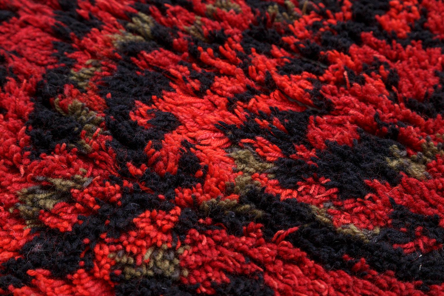 Metsässä palaa / Fire in the Forest 

Designed in 1955 by Kirsti Ilvessalo (1920-2019). Ilvessalo was one of the most prominent textile designers concentrating especially on the ryijy or rya rugs. She designed over 300 different ryas during her