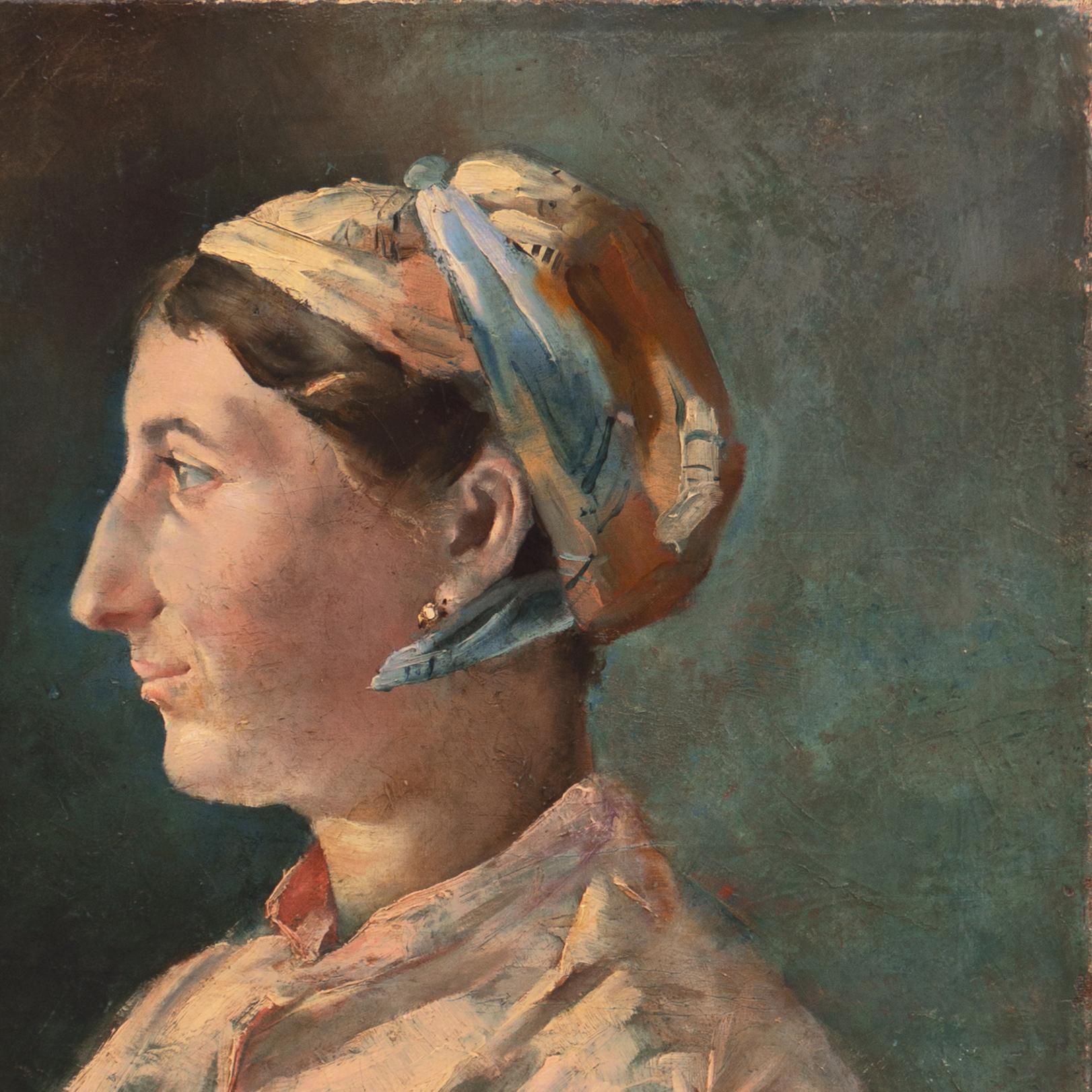 « Portrait d'une jeune femme », boucles d'oreilles en or, écharpe en soie en vente 2
