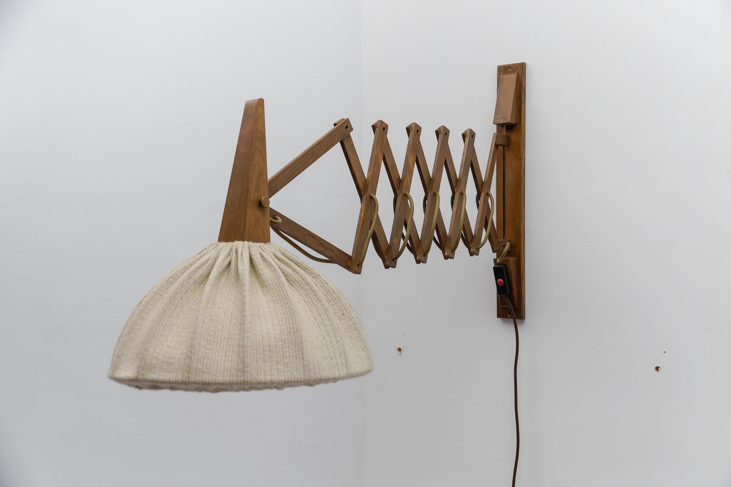 Aplique escandinavo de tijera en madera y tela, años 60 Escandinavo moderno en venta