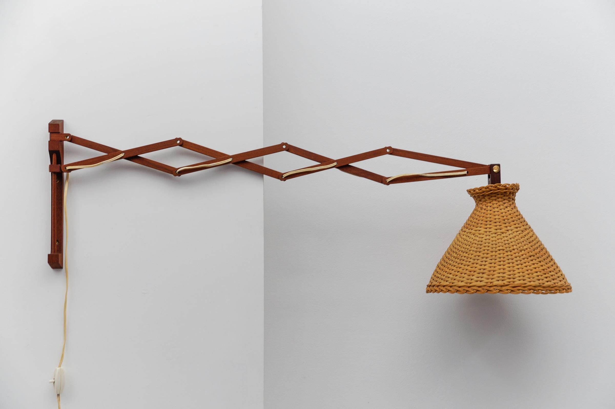 Applique scandinave à ciseaux en teck et rotin, 1960s en vente 3