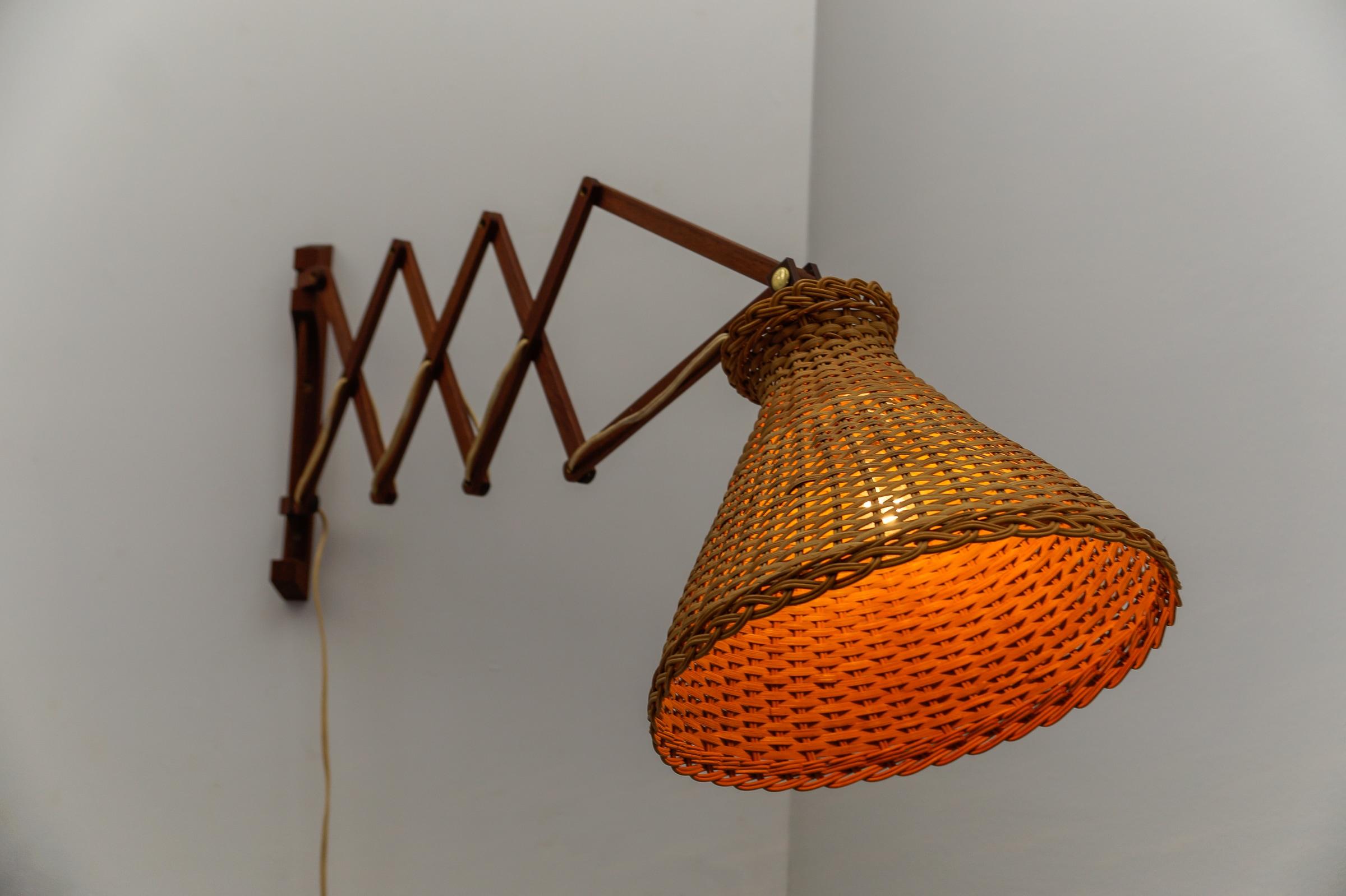 Applique scandinave à ciseaux en teck et rotin, 1960s en vente 7