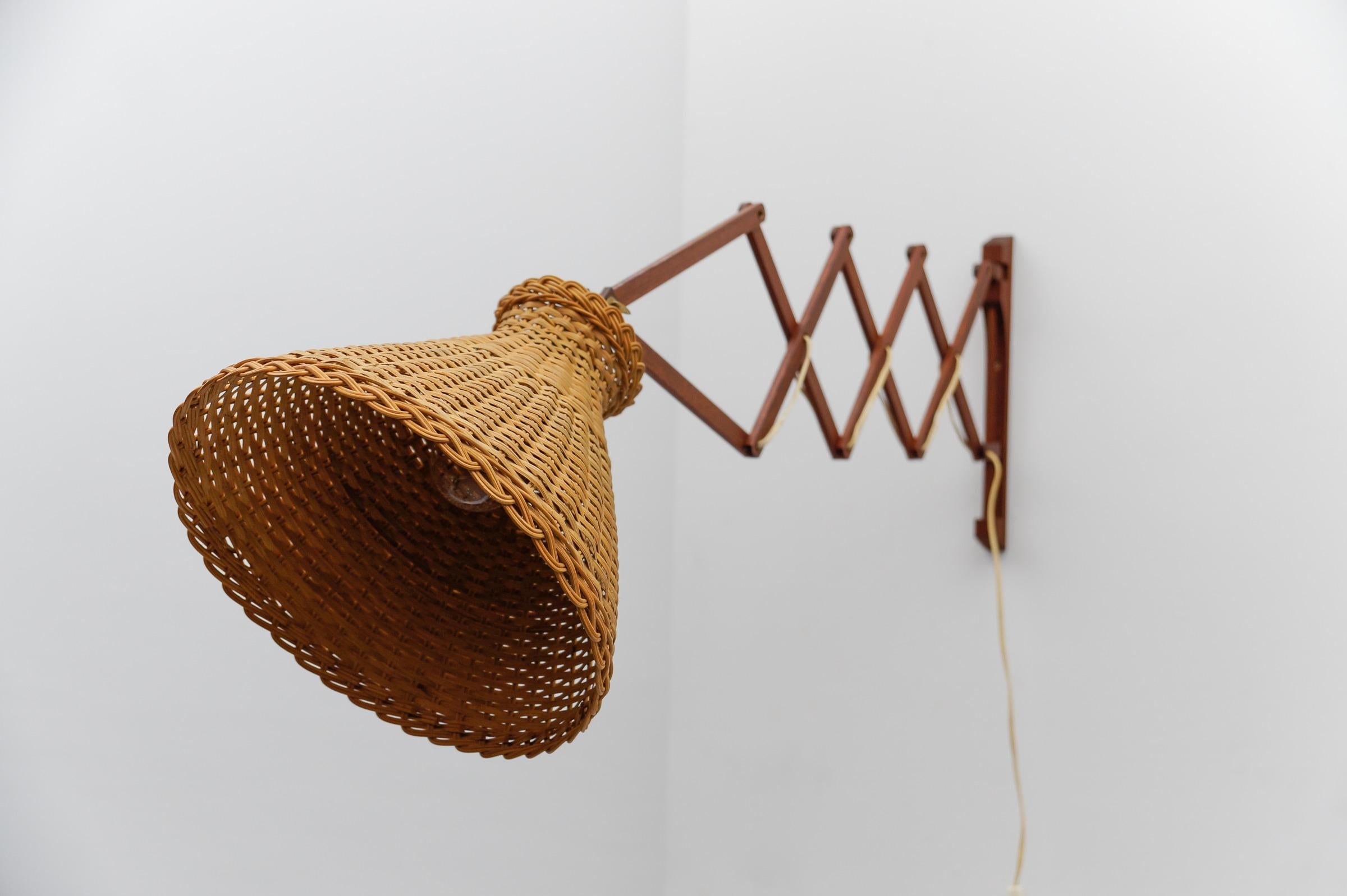 Applique scandinave à ciseaux en teck et rotin, 1960s

La longueur est comprise entre 45 et 115 cm.

La lampe est équipée de 1x ampoules à vis E27 Edison. Il est en état de marche. Il fonctionne à la fois sur 110 et 230 volts.

Légères traces