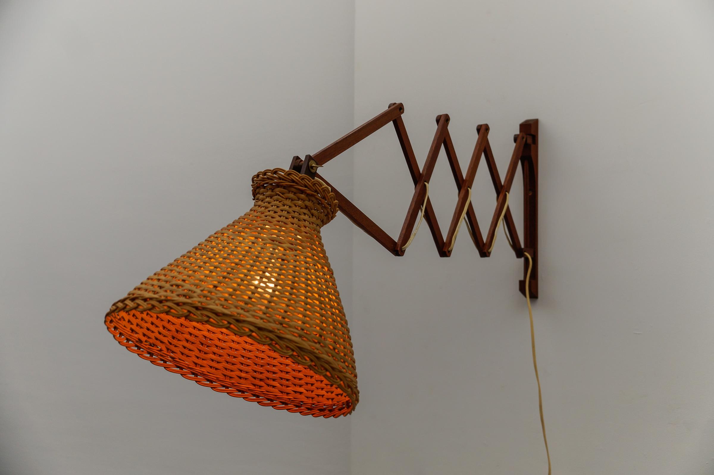 Scandinave Applique scandinave à ciseaux en teck et rotin, 1960s en vente