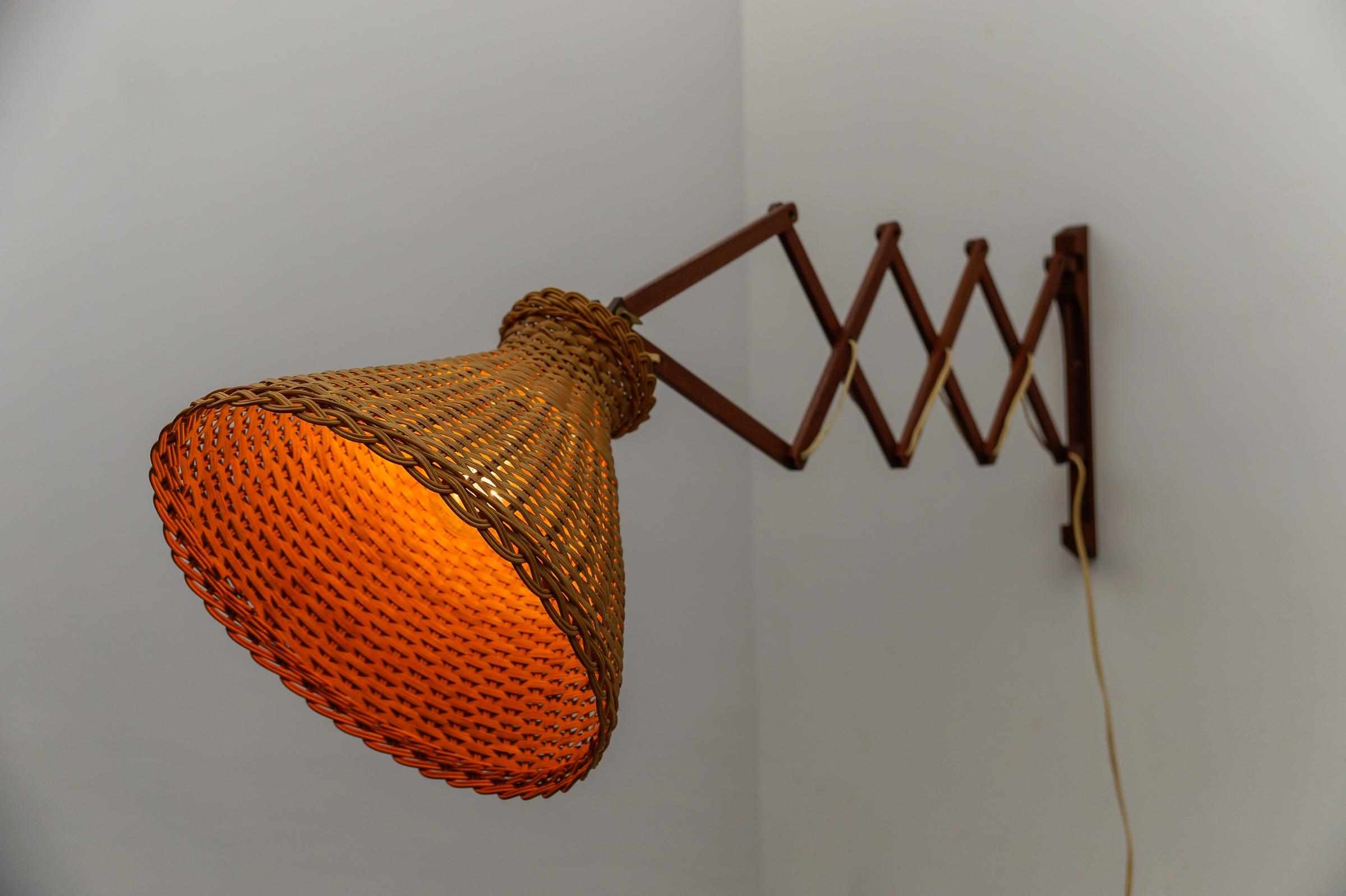 Applique scandinave à ciseaux en teck et rotin, 1960s Bon état - En vente à Nürnberg, Bayern
