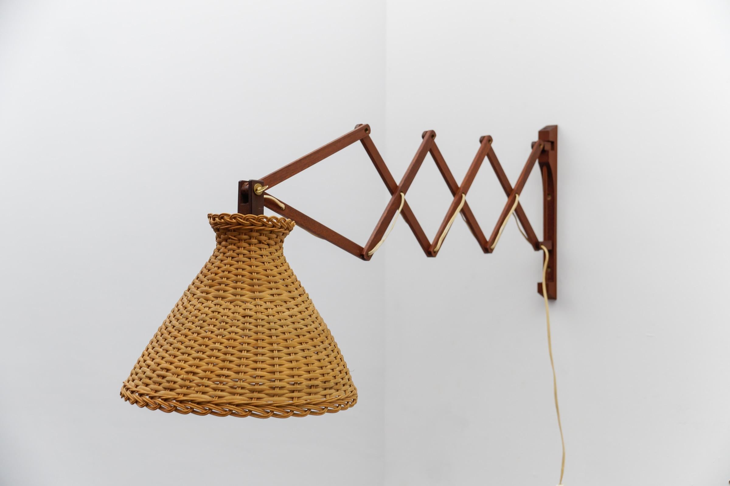 Milieu du XXe siècle Applique scandinave à ciseaux en teck et rotin, 1960s en vente