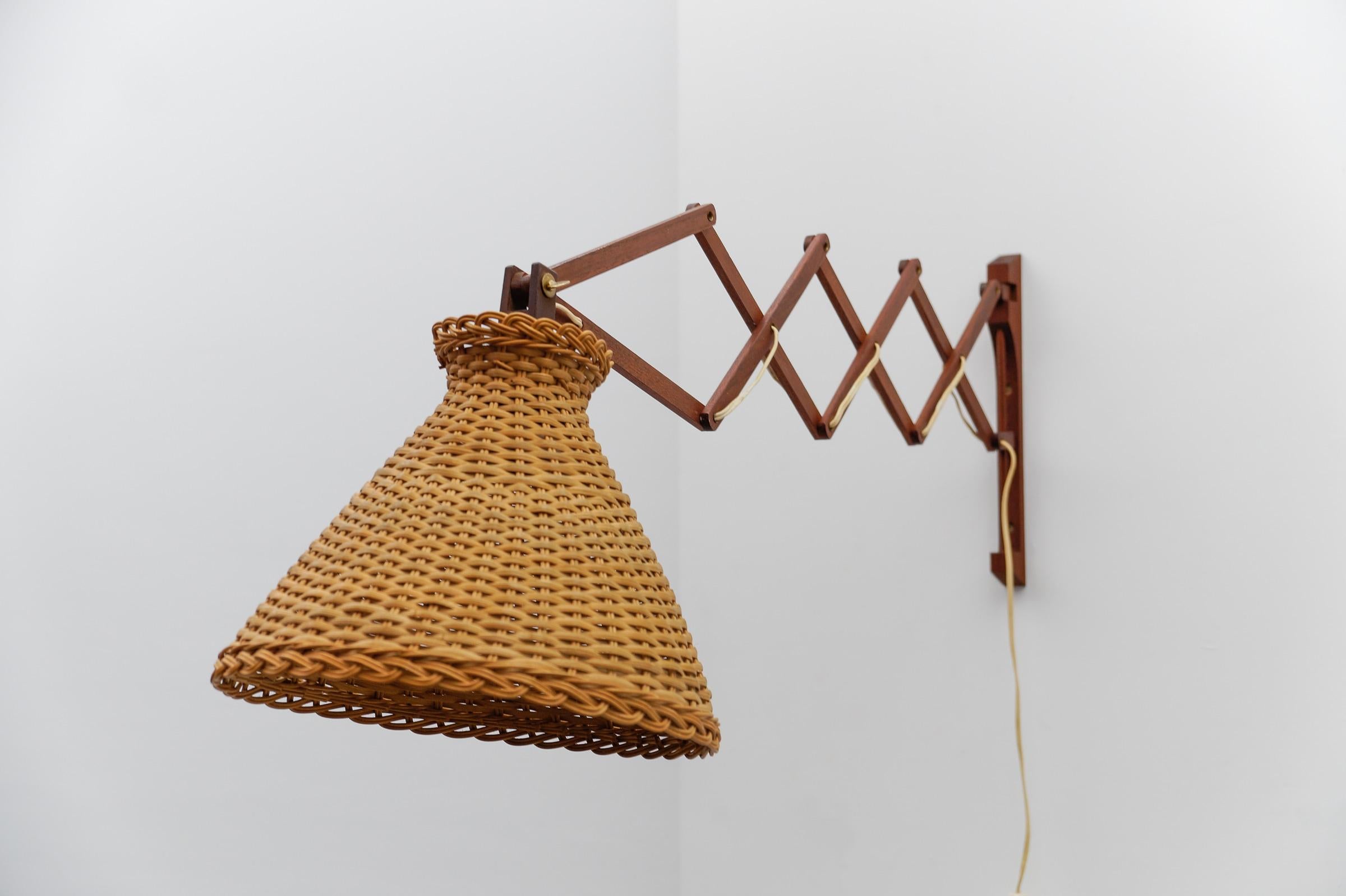 Teck Applique scandinave à ciseaux en teck et rotin, 1960s en vente