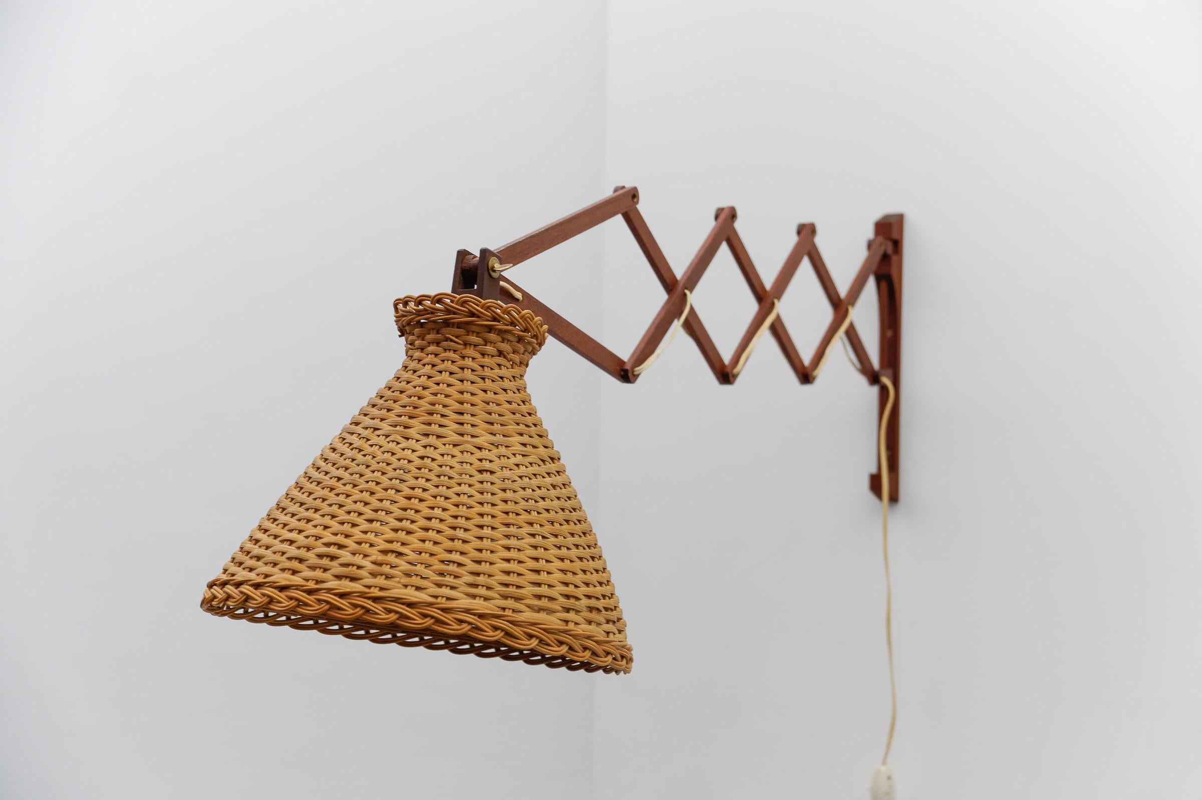 Applique scandinave à ciseaux en teck et rotin, 1960s en vente 1