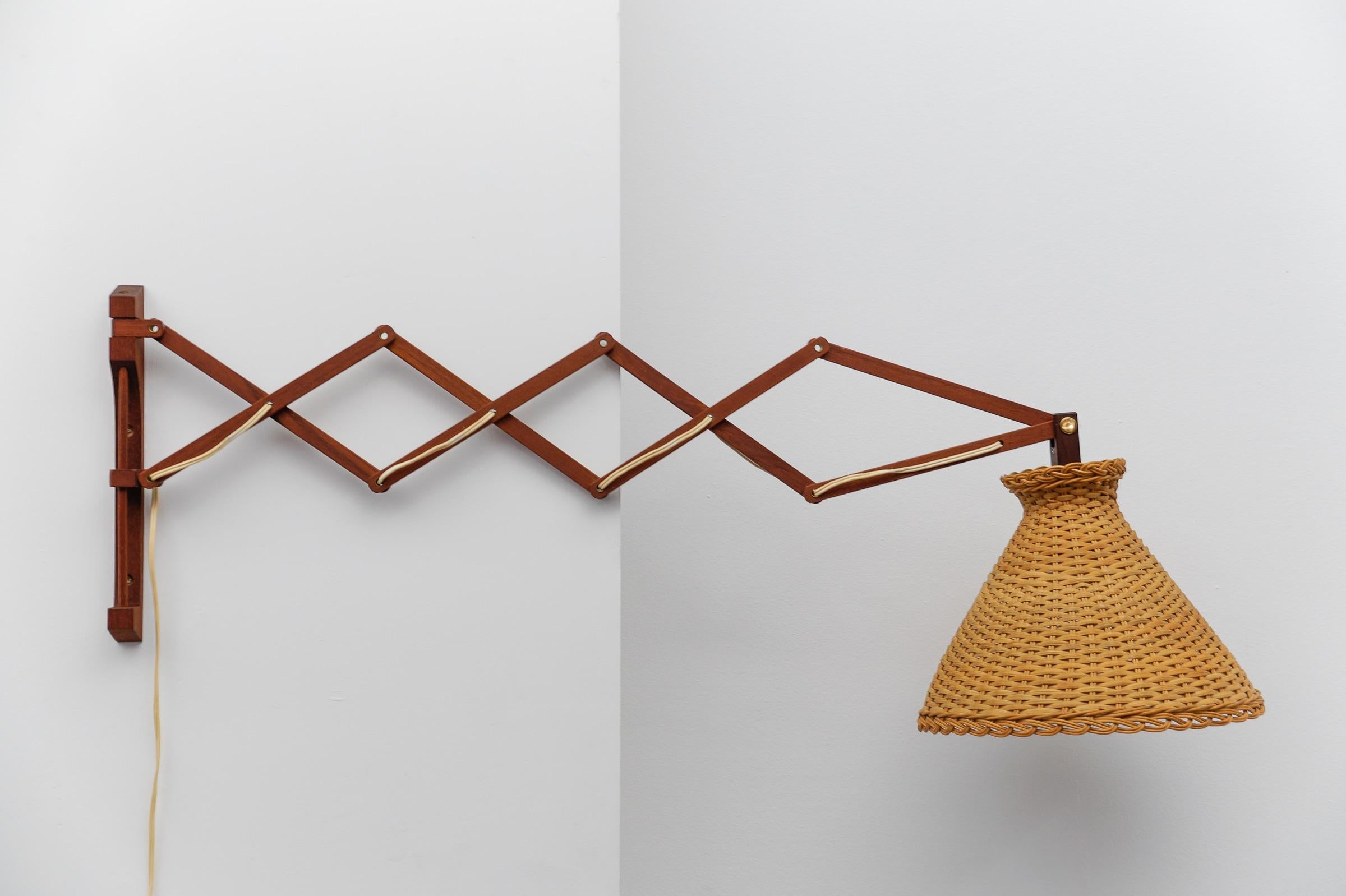 Applique scandinave à ciseaux en teck et rotin, 1960s en vente 2