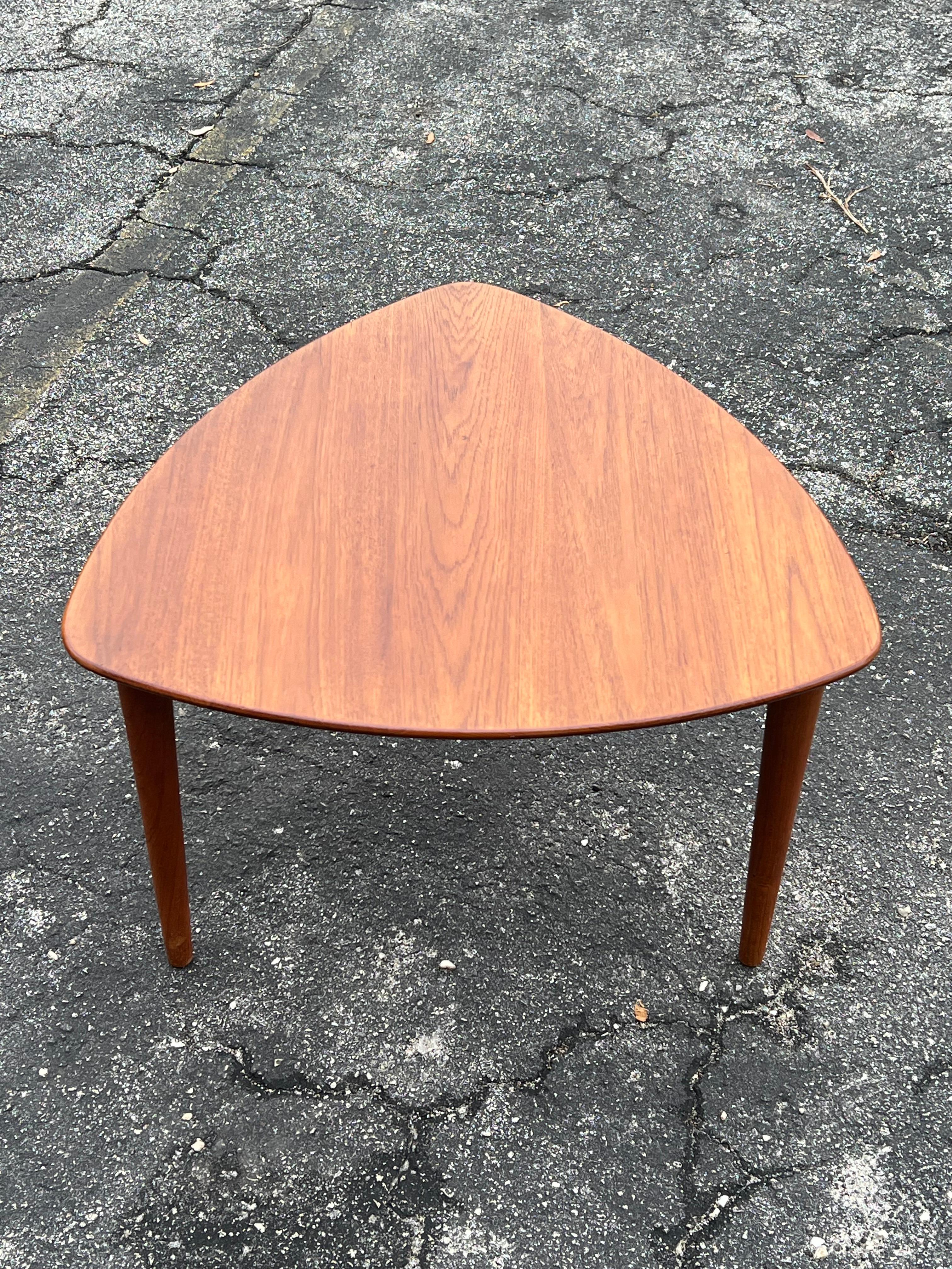 Dreieckiger Couchtisch, Beistelltisch oder Beistelltisch aus skandinavischem modernem Teakholz, entworfen von Rolf Rastad und Adolf Relling für Gustav Bahus, hergestellt in Norwegen, ca. 1960er Jahre. Skulpturale, klobige, massive Beine.