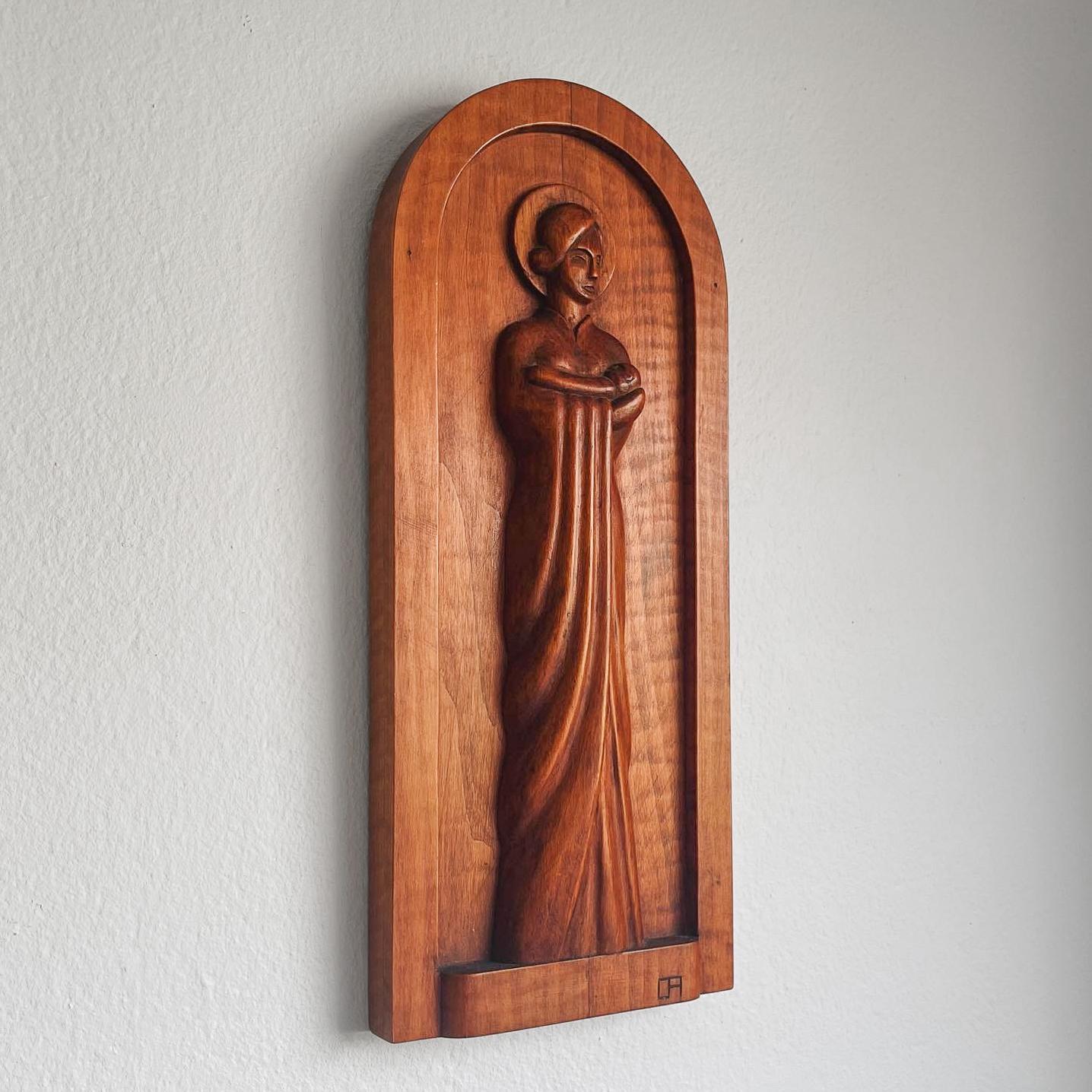 Cette exquise sculpture de la Vierge Marie, figure révérée de l'iconographie chrétienne, a été réalisée de main de maître par un artiste suédois anonyme et porte le monogramme 